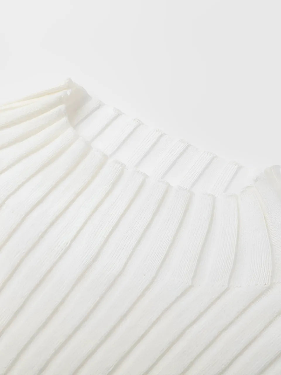 Conjunto Feminino de Tricô com Suéter de Gola Alta e Calça Flare de Cintura Alta - Luna