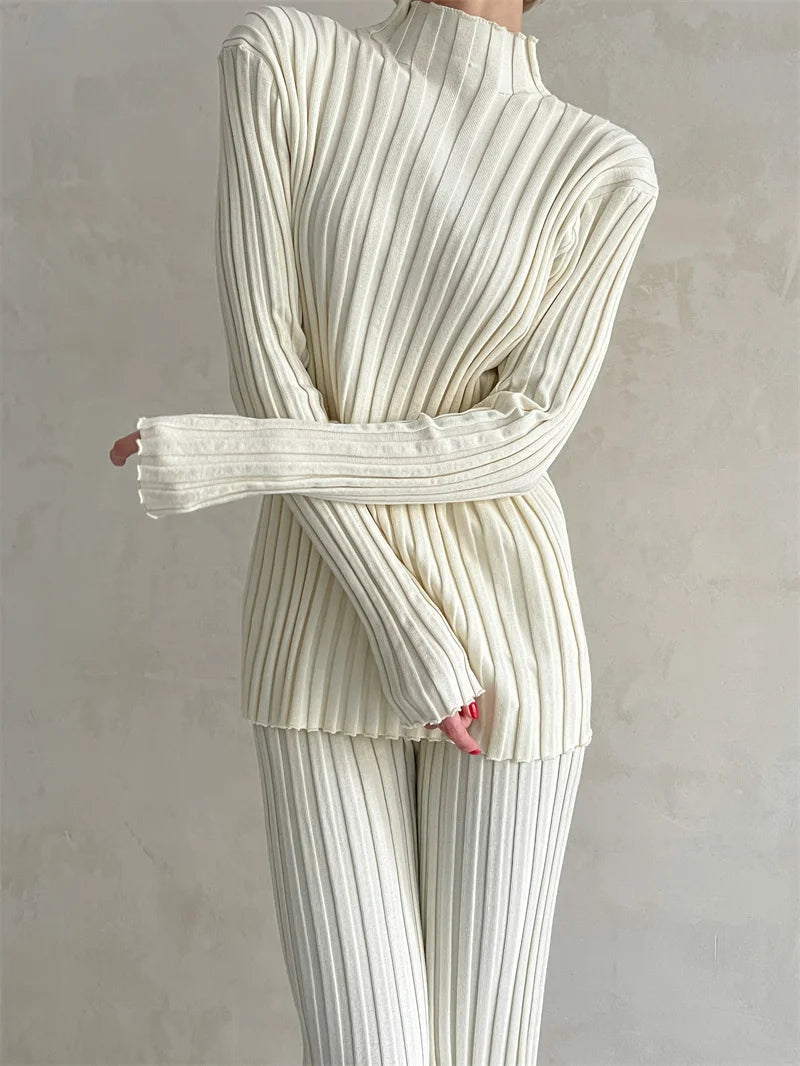 Conjunto Feminino de Tricô com Suéter de Gola Alta e Calça Flare de Cintura Alta - Luna