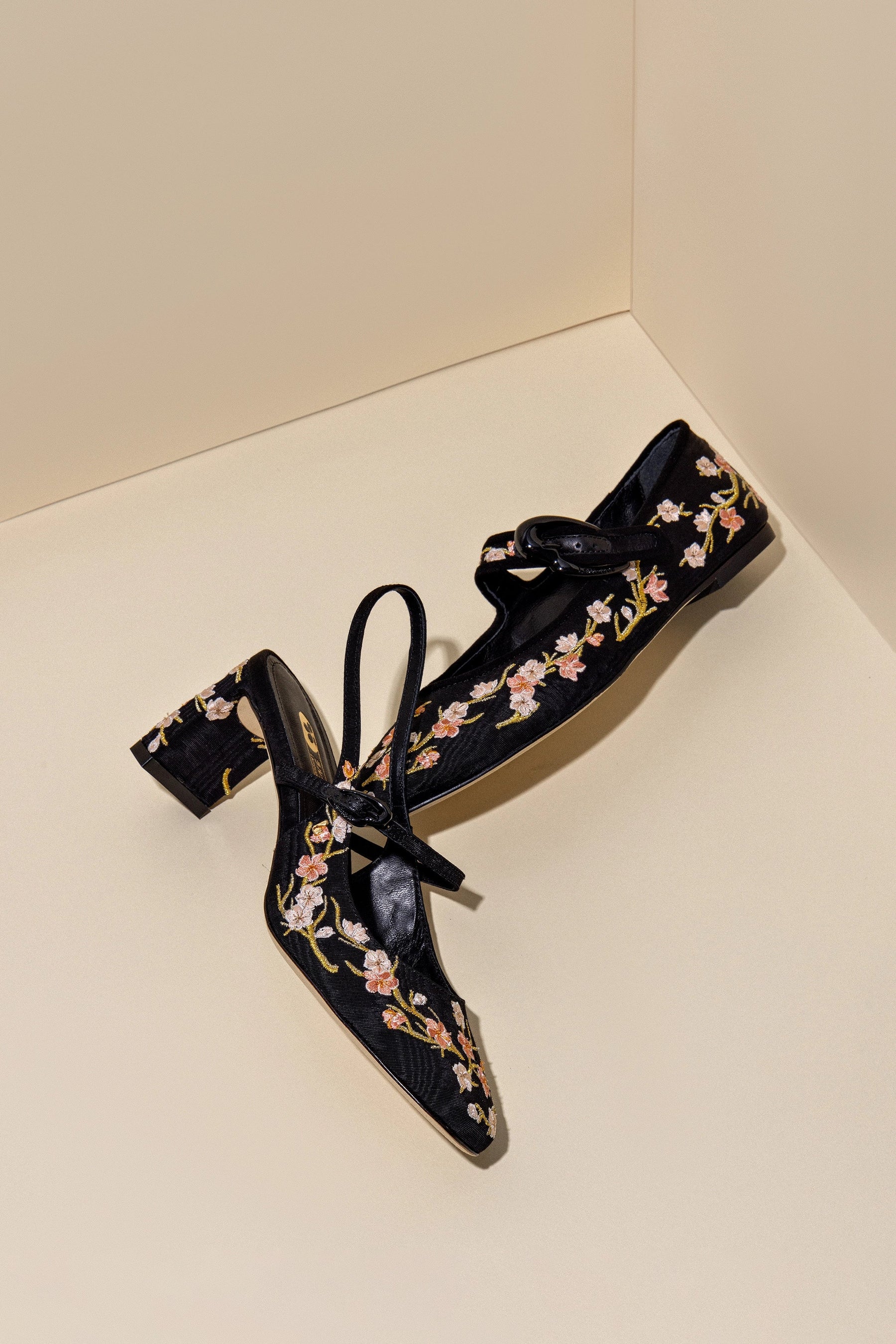 Slingback Georgina Sakura Seda Preto e Bordado Floral