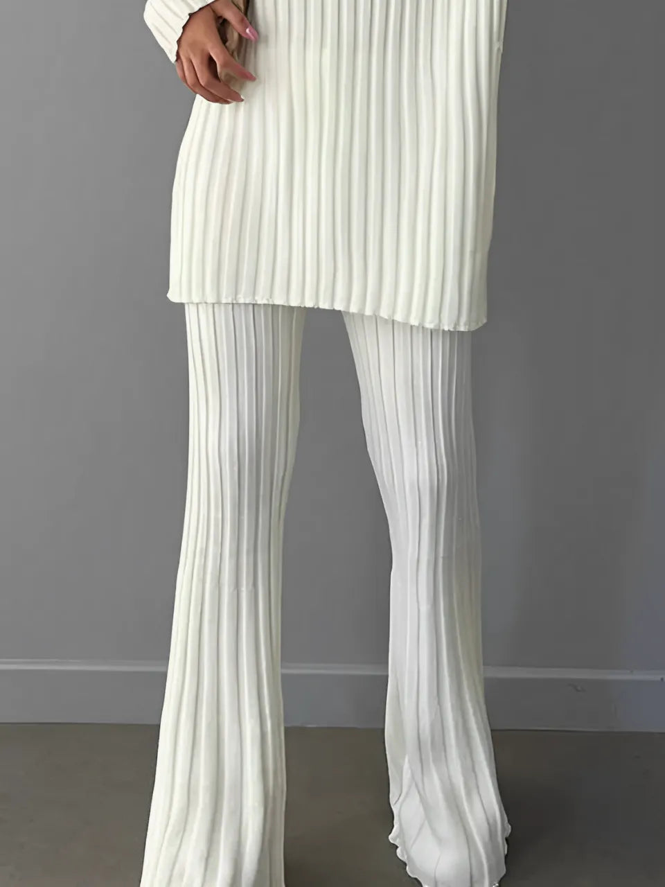 Conjunto Feminino de Tricô com Suéter de Gola Alta e Calça Flare de Cintura Alta - Luna