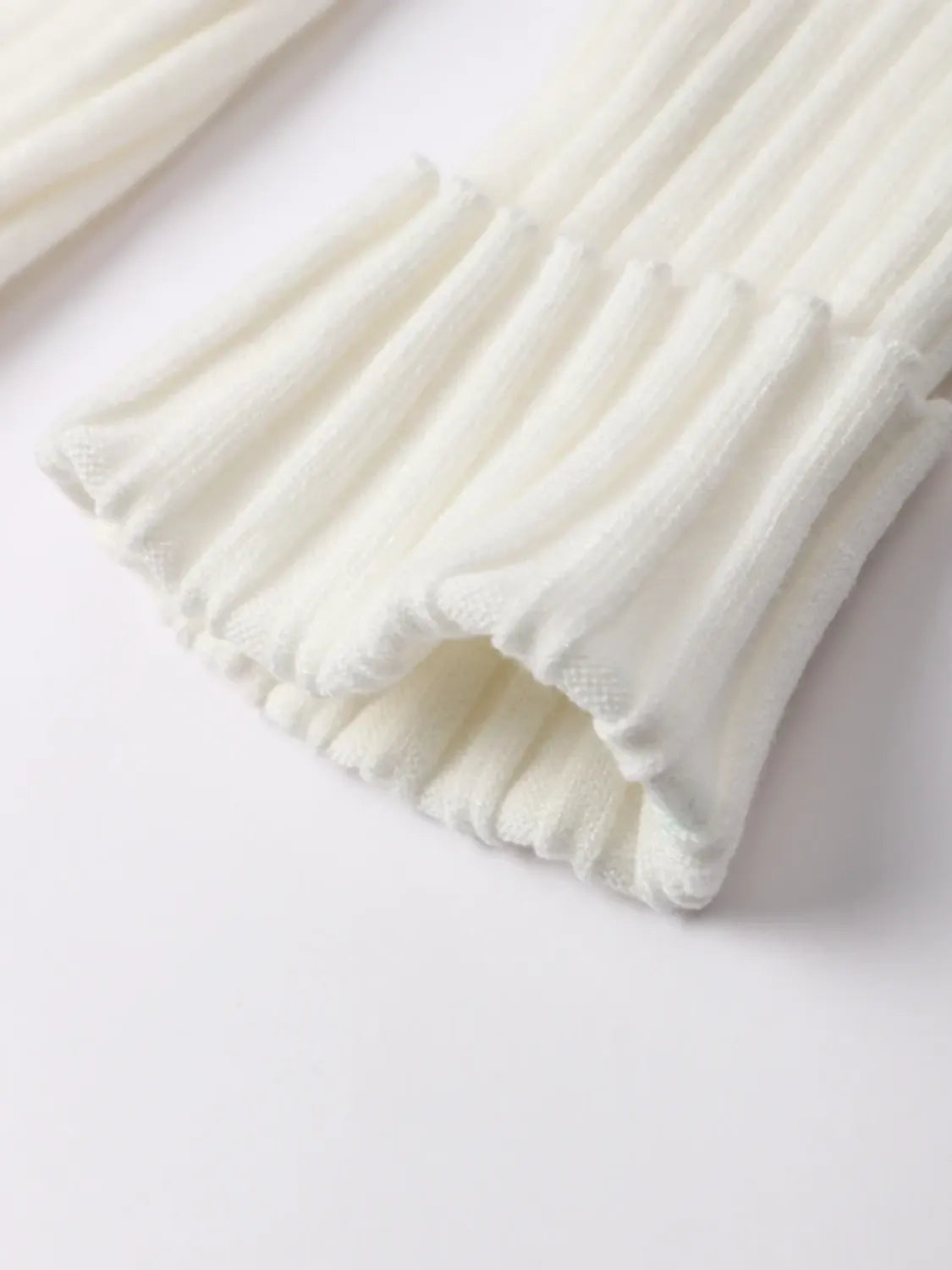 Conjunto Feminino de Tricô com Suéter de Gola Alta e Calça Flare de Cintura Alta - Luna