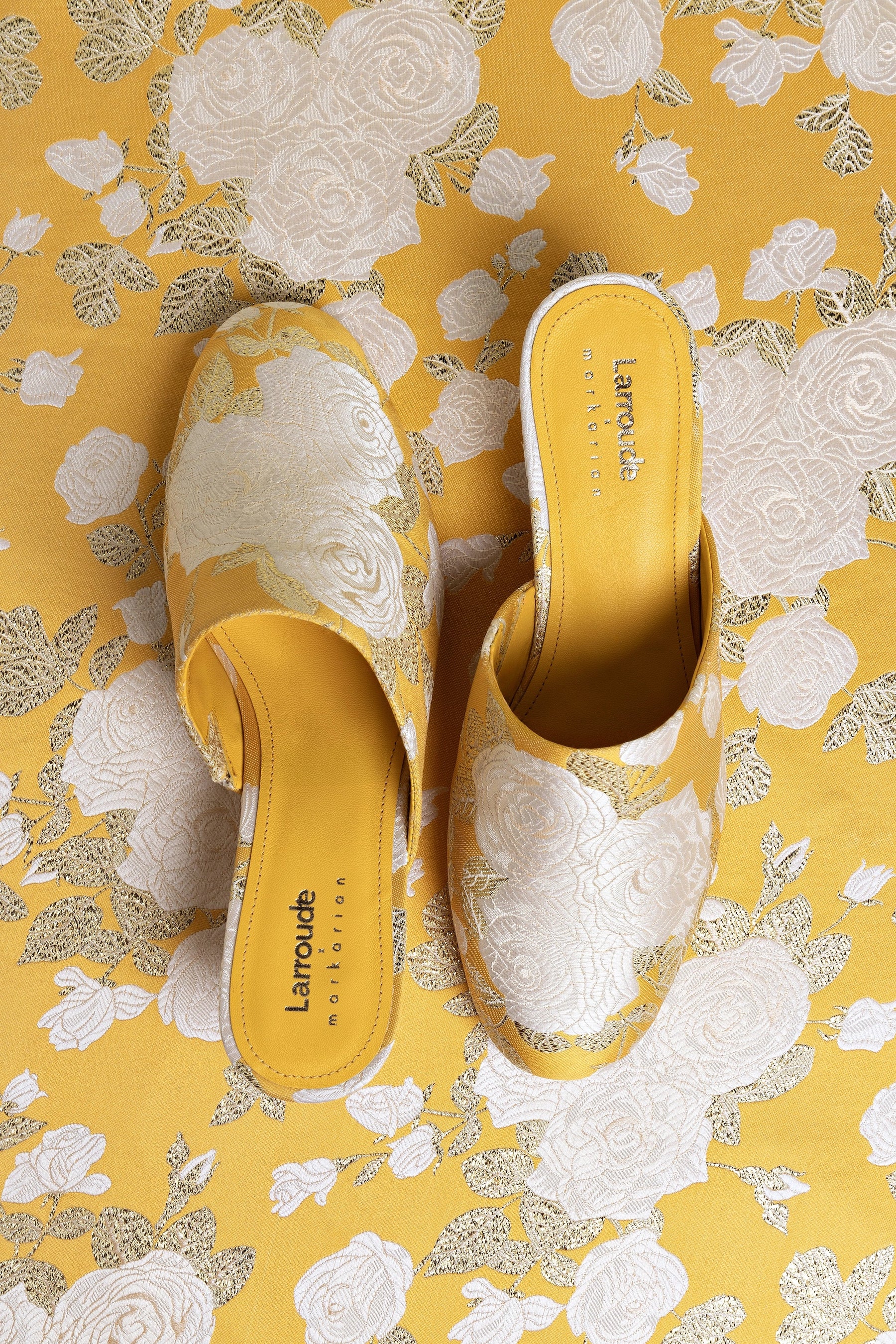 Larroudé x Markarian: Mule Anabela Venice Brocado Amarelo
