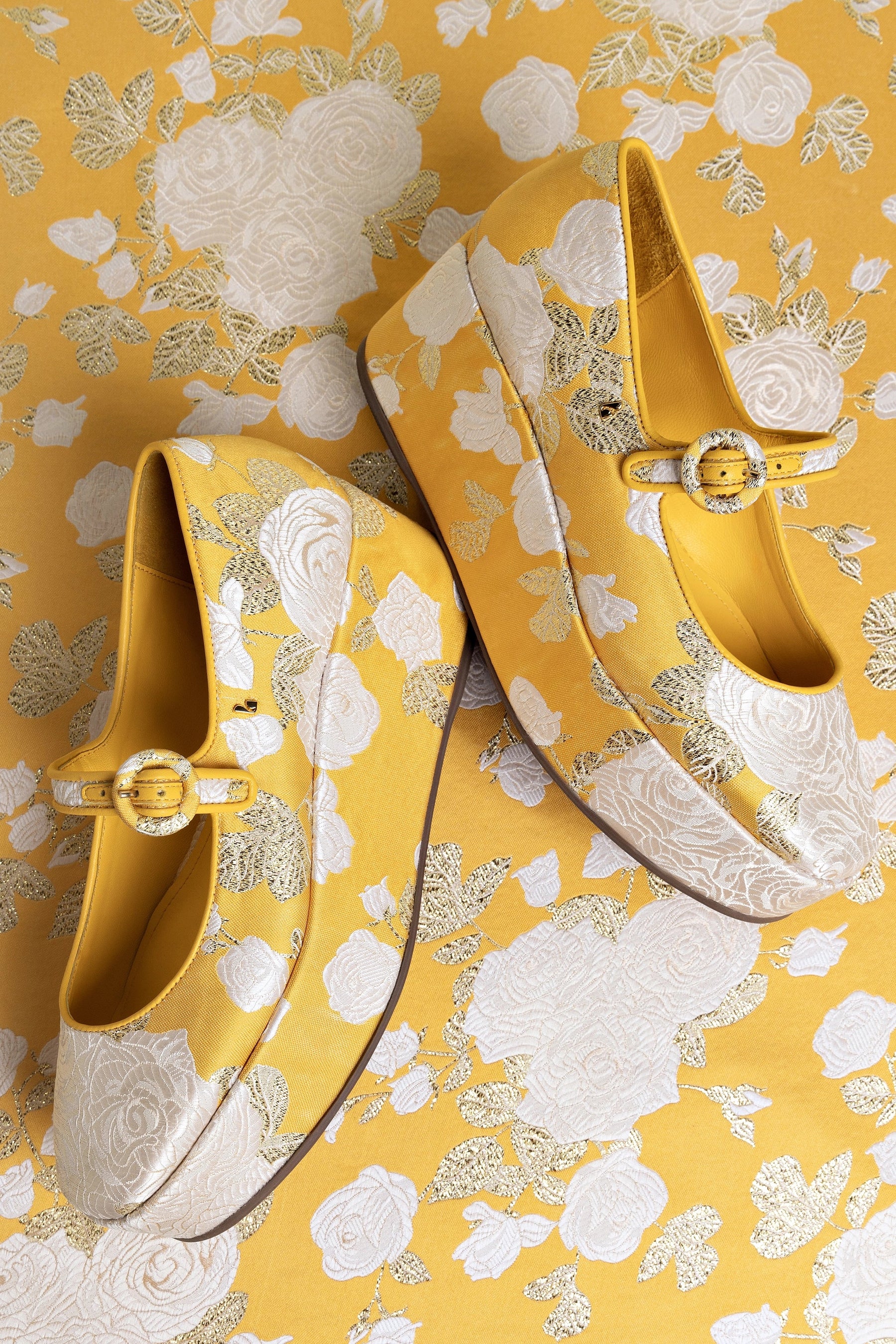 Larroudé x Markarian: Flatform Blair Brocado Amarelo