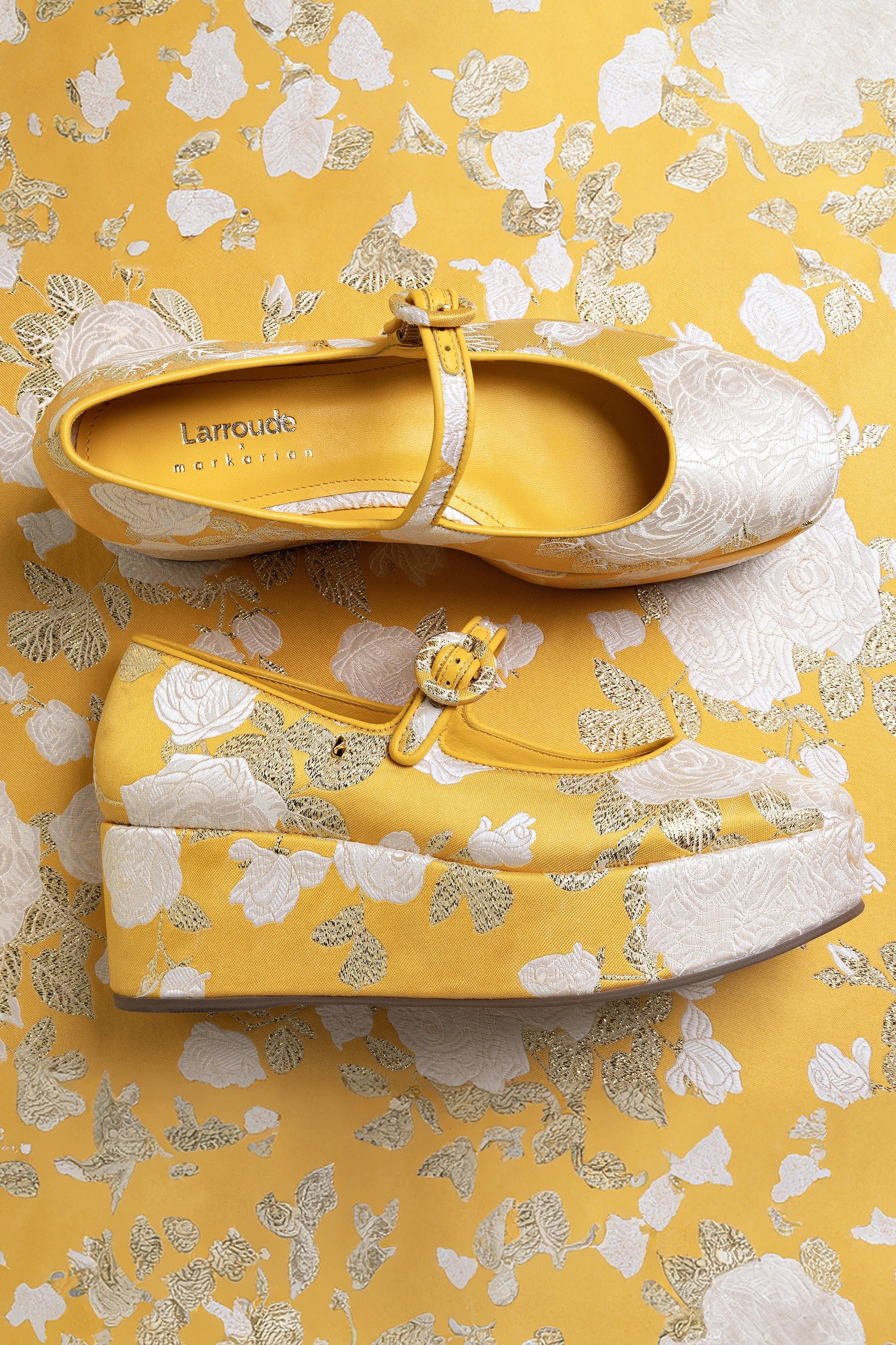 Larroudé x Markarian: Flatform Blair Brocado Amarelo