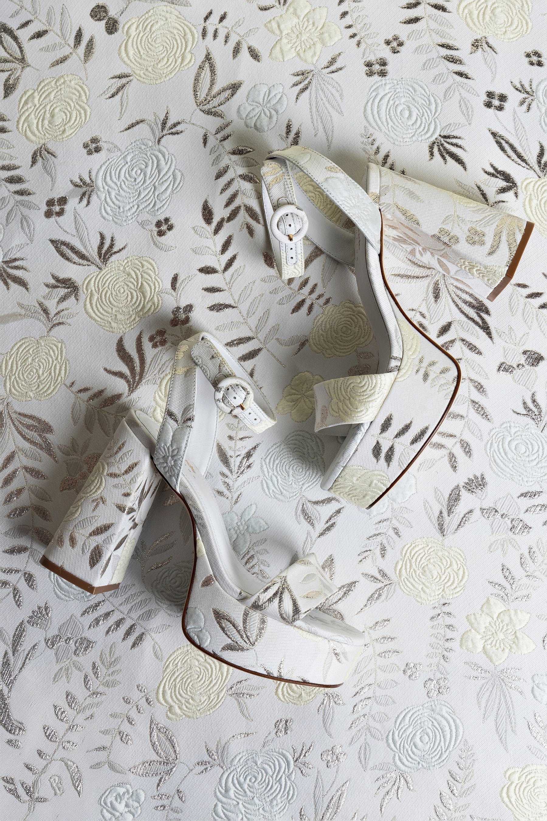 Larroudé x Markarian: Sandália Dolly Brocado Off White