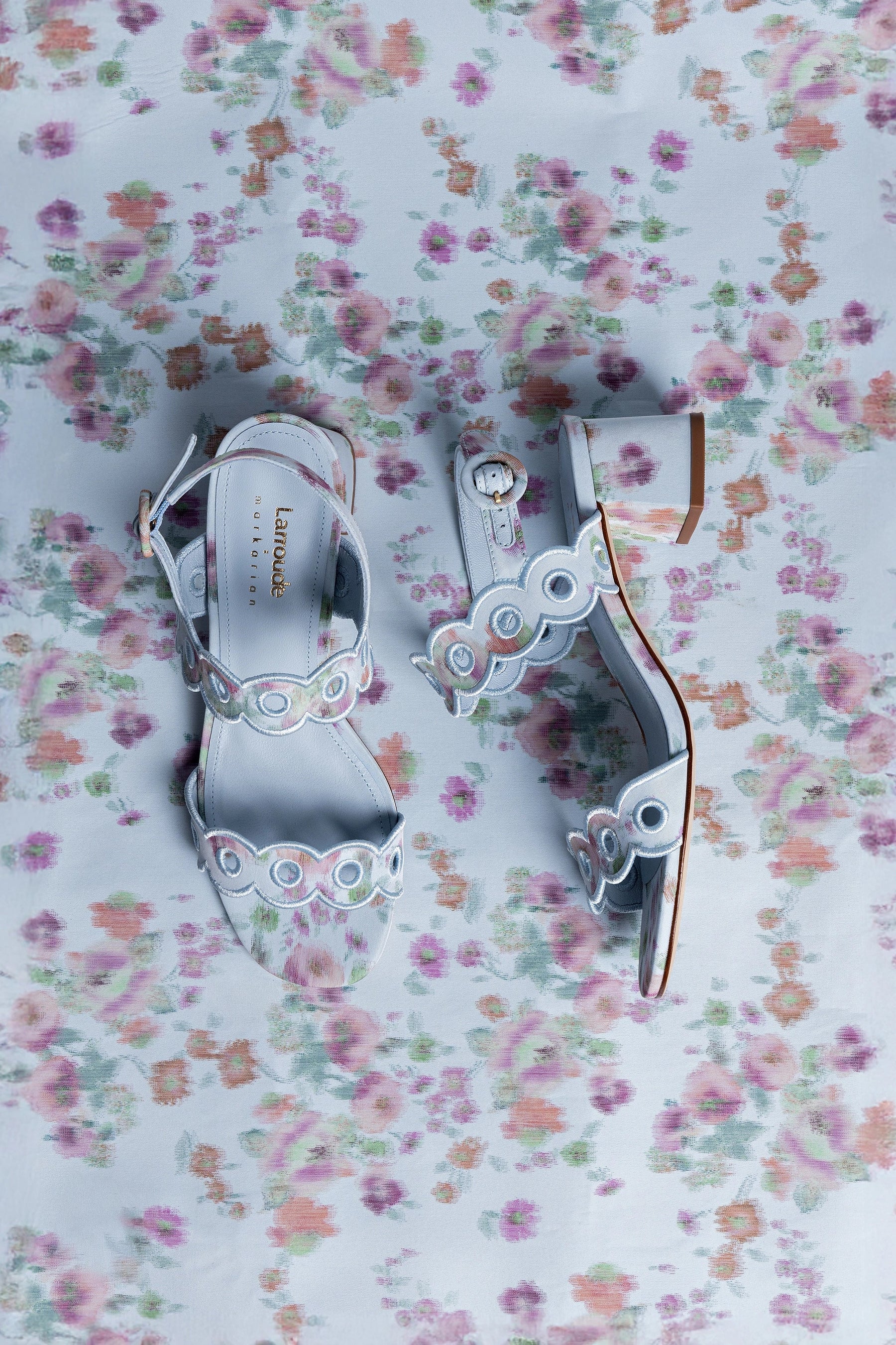 Larroudé x Markarian: Sandália Florence Tecido Azul Floral
