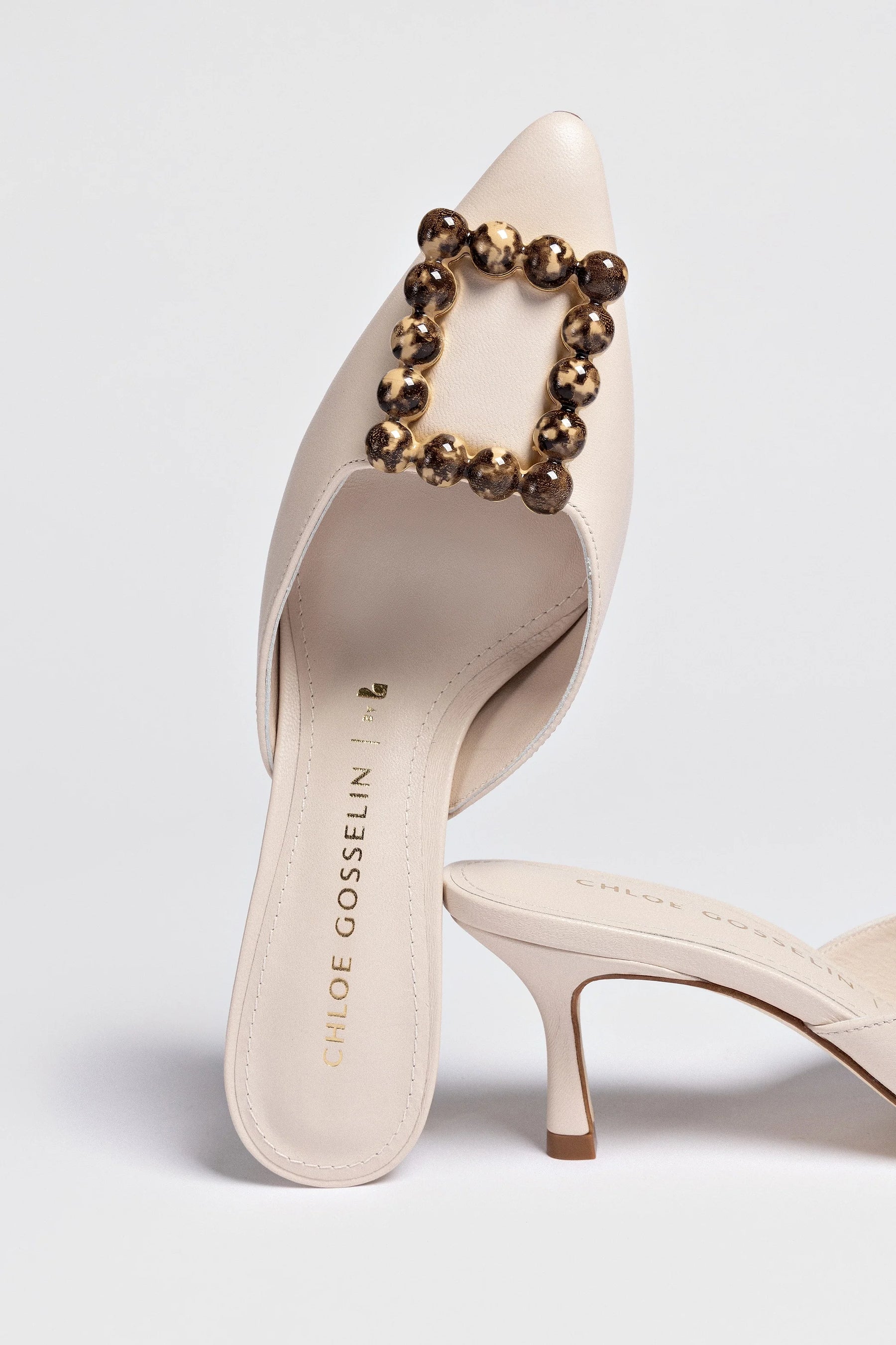Chloe Gosselin by Studio Larroudé: Mule Ava Couro Off White