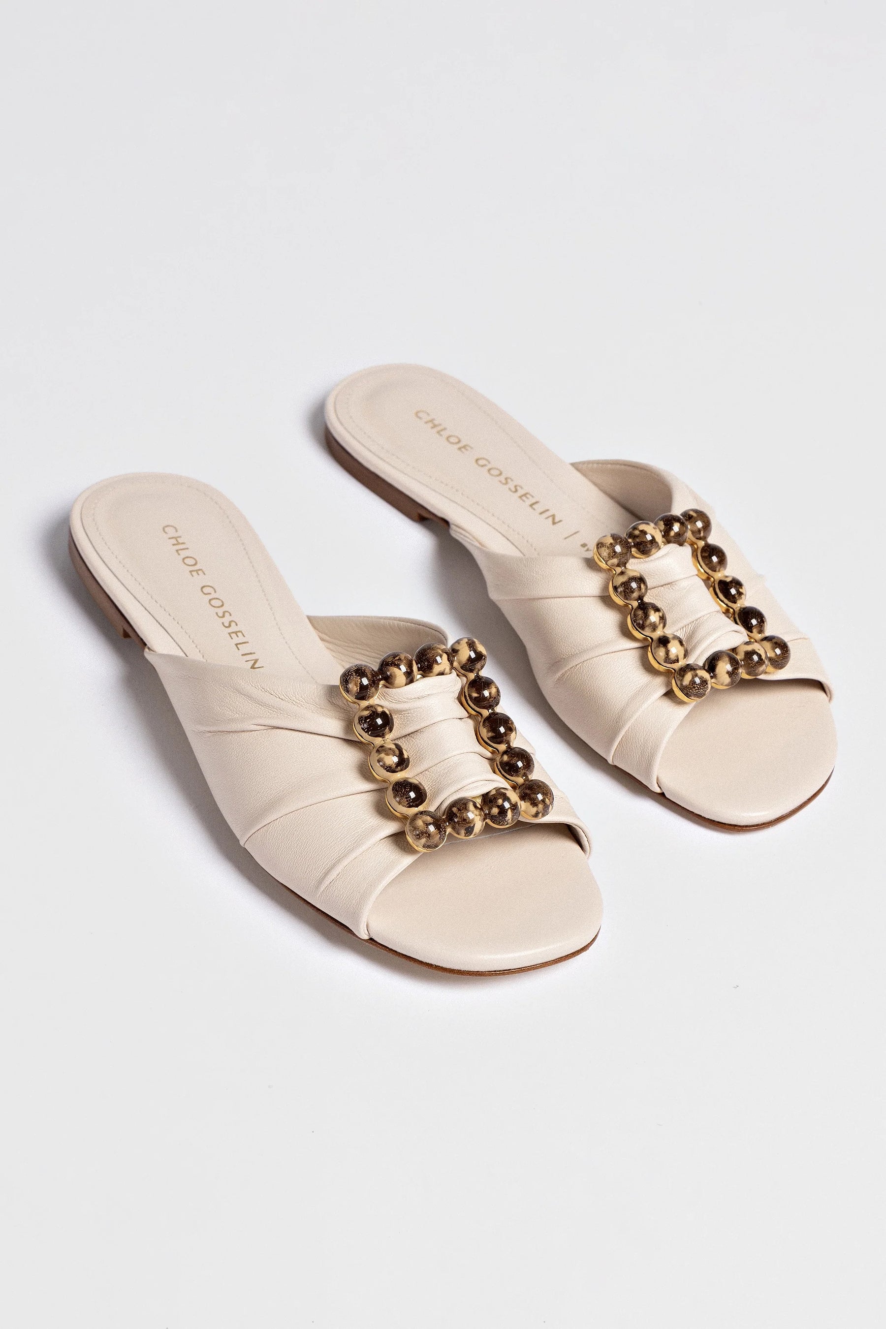 Chloe Gosselin by Studio Larroudé: Flat Nova Couro Off White