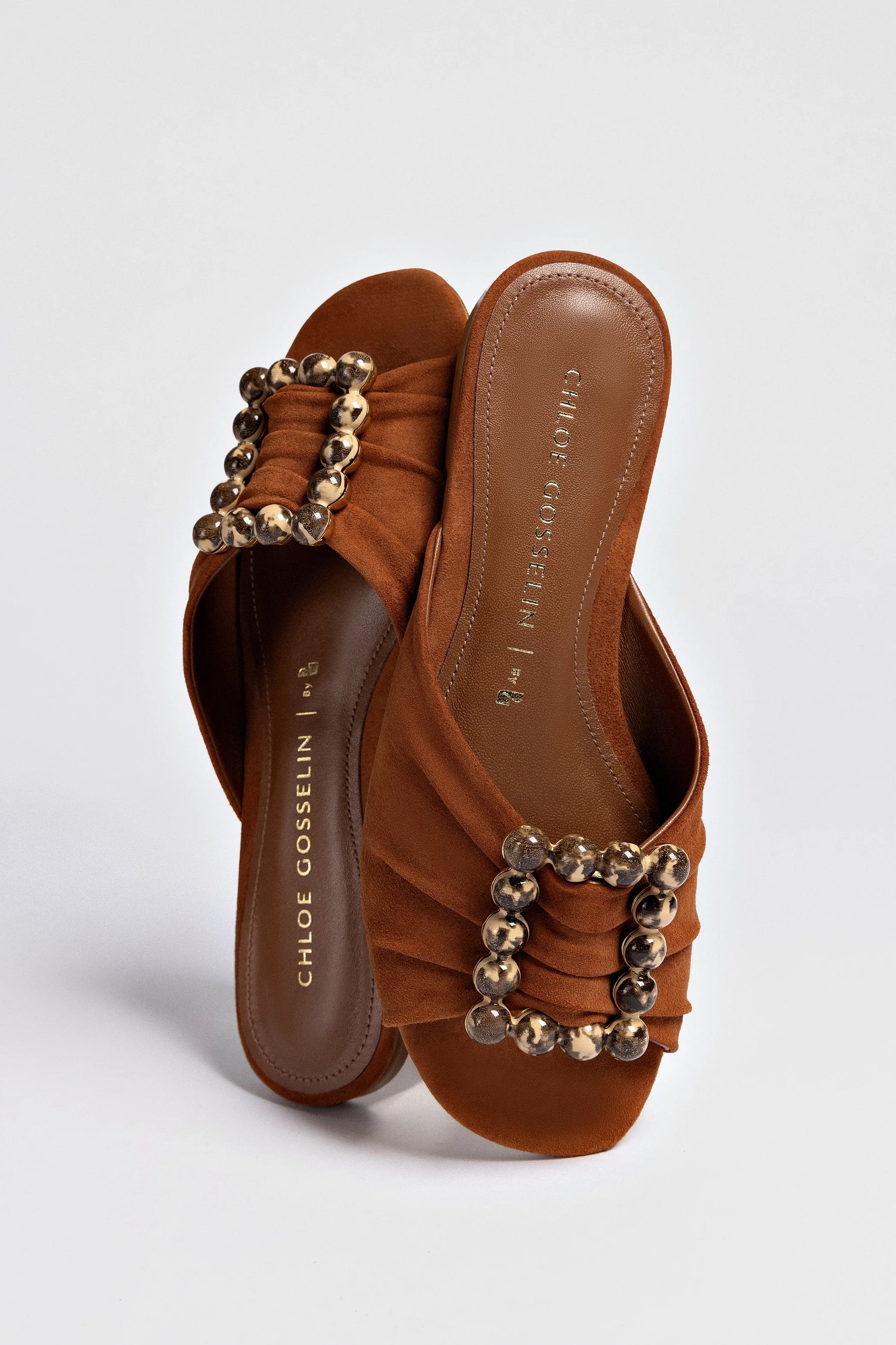 Chloe Gosselin by Studio Larroudé: Flat Nova Camurça Marrom