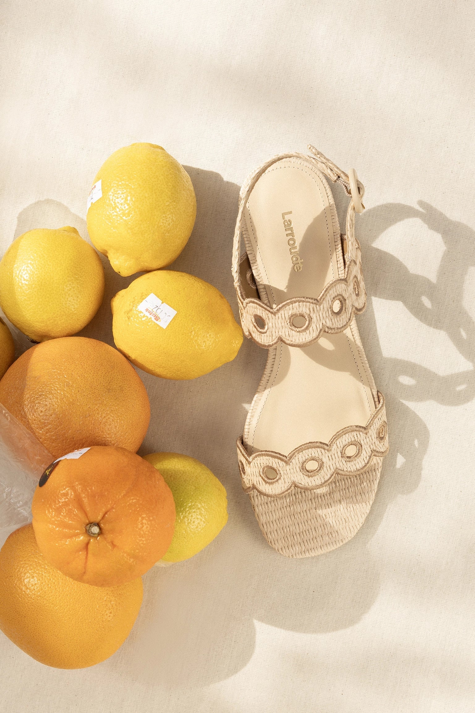 Sandália Flat Florence Broderie Ráfia Bege e Couro Marrom