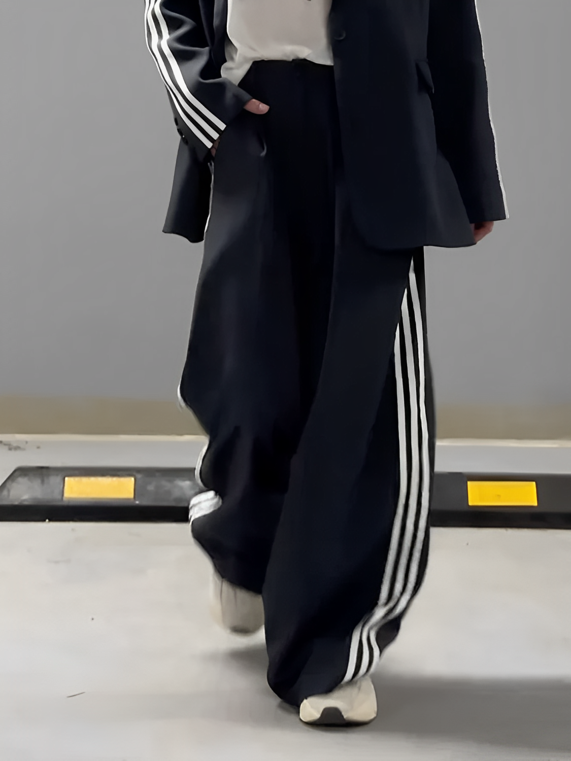 Conjunto Feminino de Alfaiataria Esportiva com Blazer Oversized e Calça com Listras Laterais - Regina