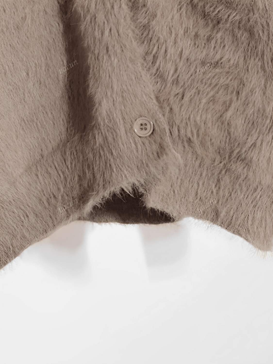 Cardigan Feminino em Tricô Peluciado com Decote V e Fechamento em Botões - Isabel