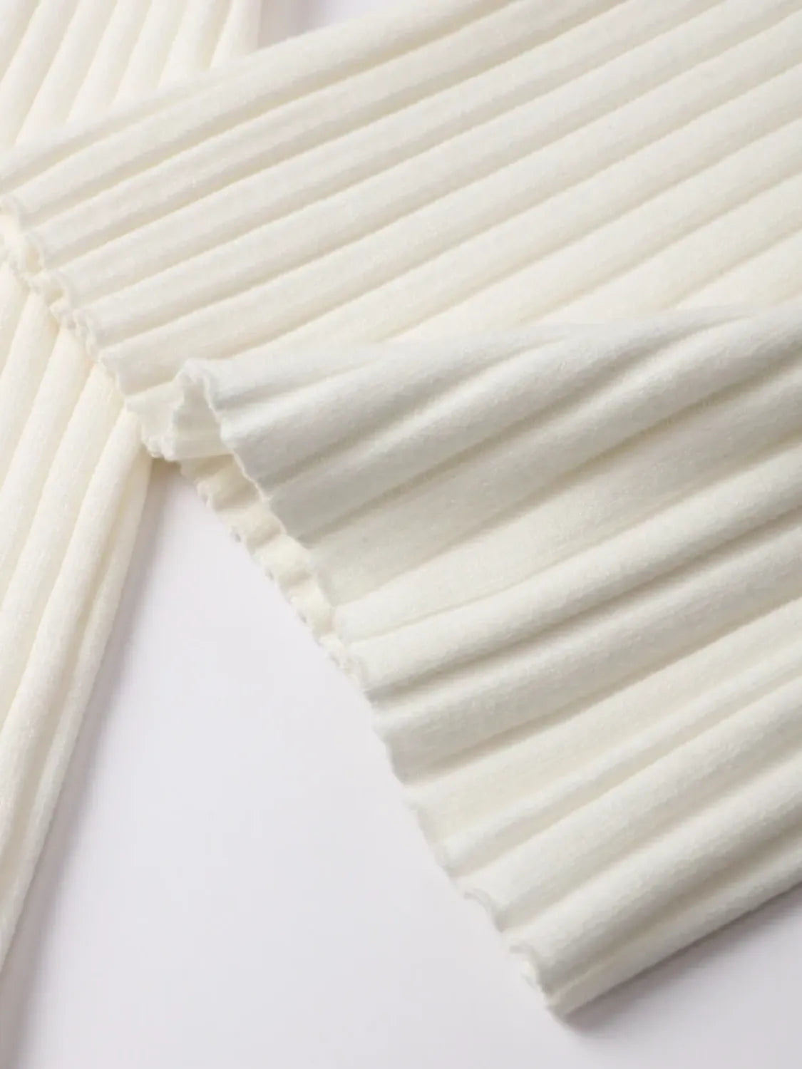 Conjunto Feminino de Tricô com Suéter de Gola Alta e Calça Flare de Cintura Alta - Luna