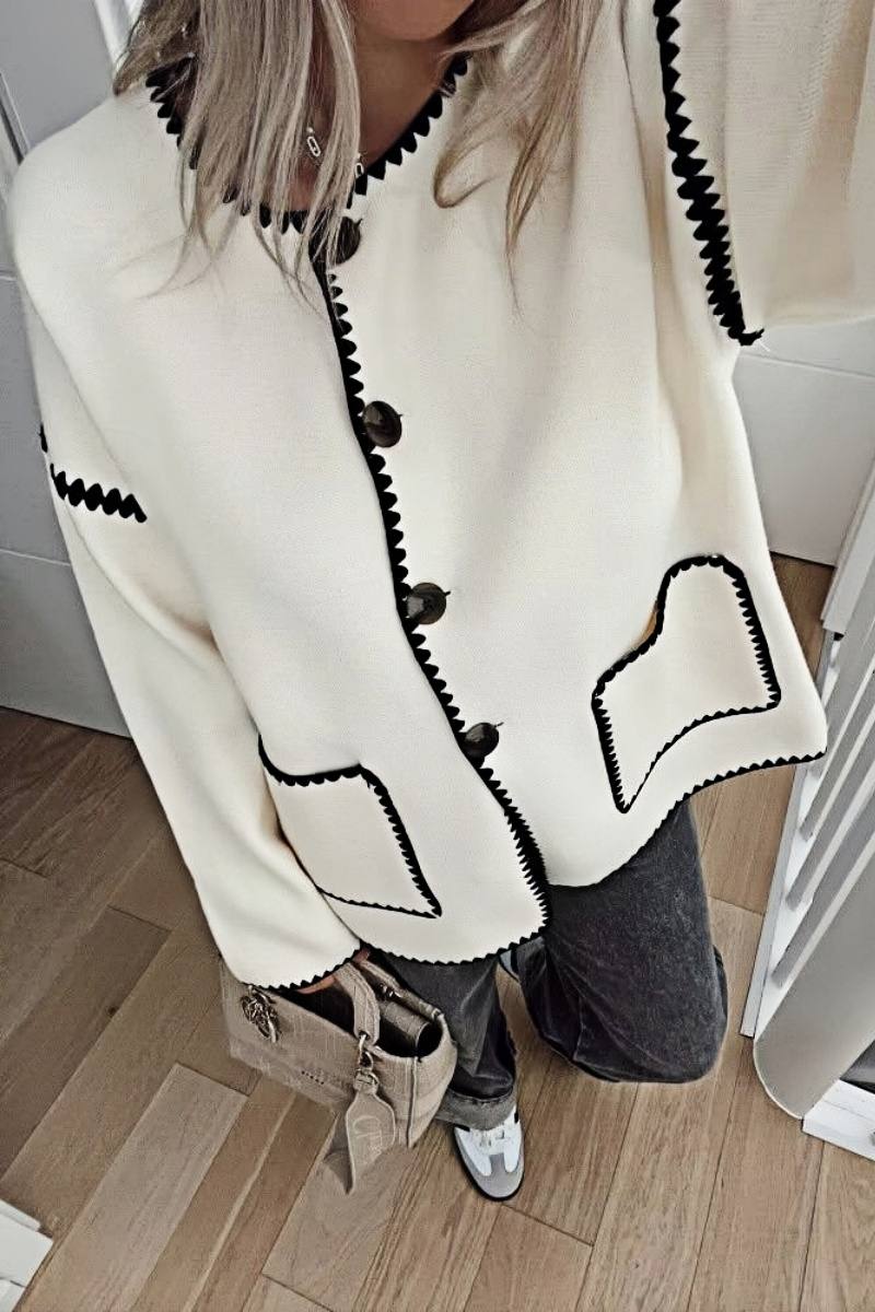 Jaqueta com Decote em V e Fechamento por Botão - Malenia