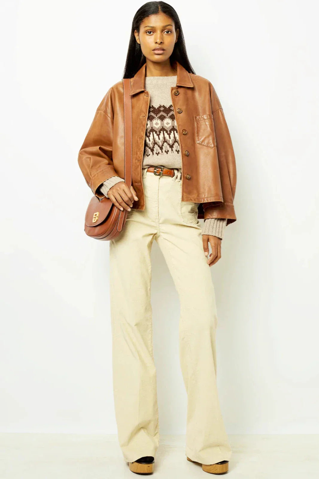 Jaqueta Boxy Curta Minimalista em Couro Sintético