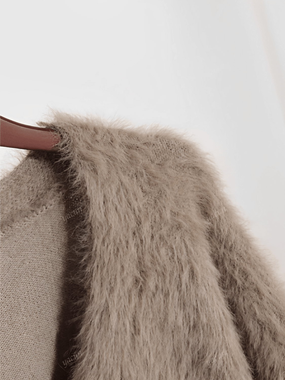 Cardigan Feminino em Tricô Peluciado com Decote V e Fechamento em Botões - Isabel