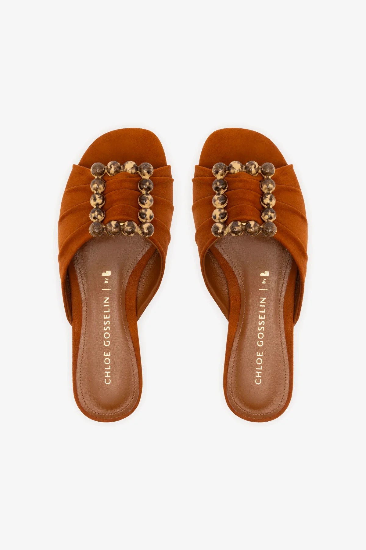 Chloe Gosselin by Studio Larroudé: Flat Nova Camurça Marrom