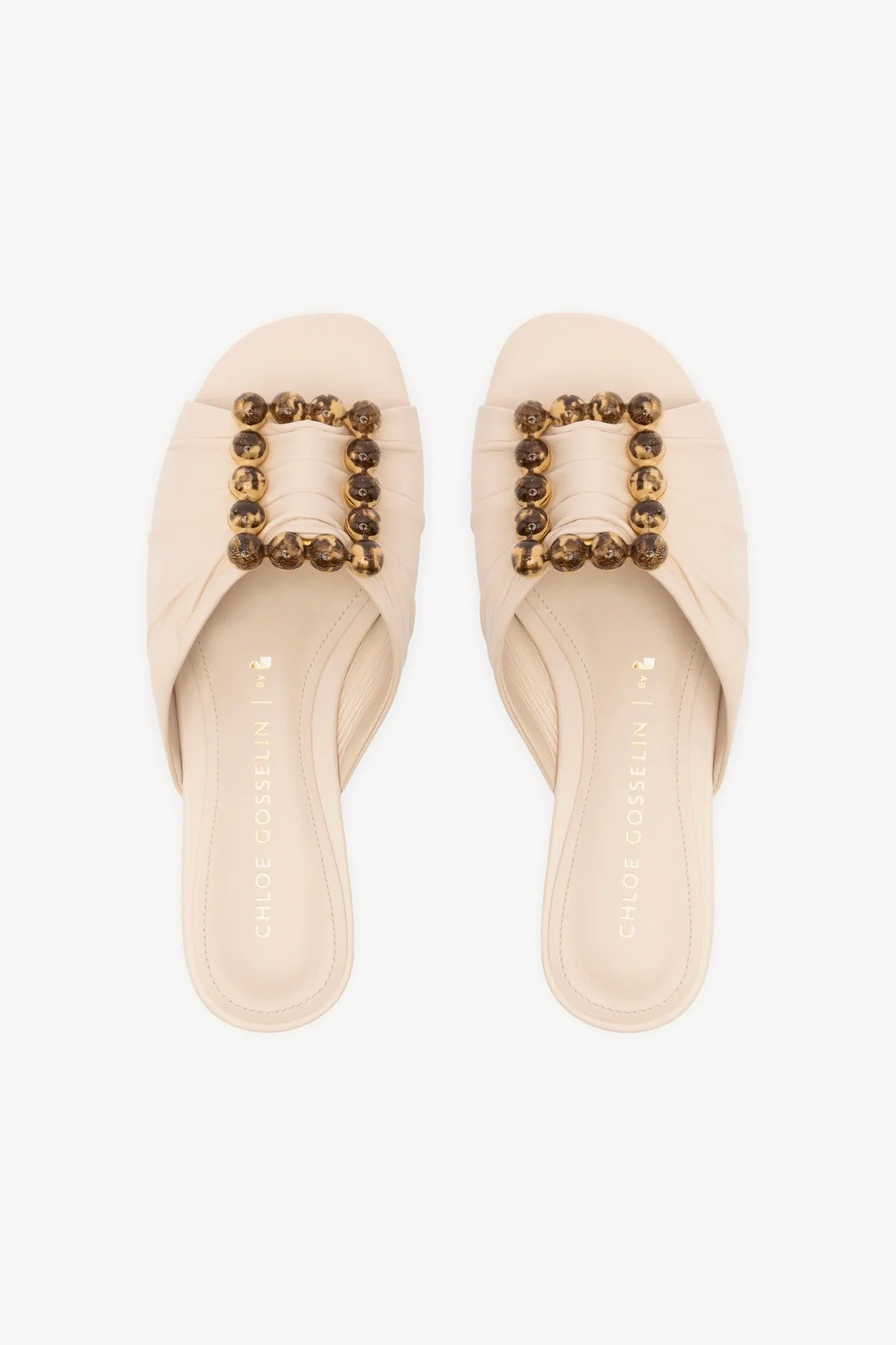 Chloe Gosselin by Studio Larroudé: Flat Nova Couro Off White