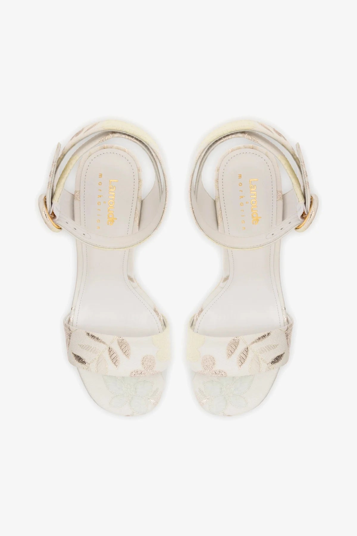 Larroudé x Markarian: Sandália Dolly Brocado Off White