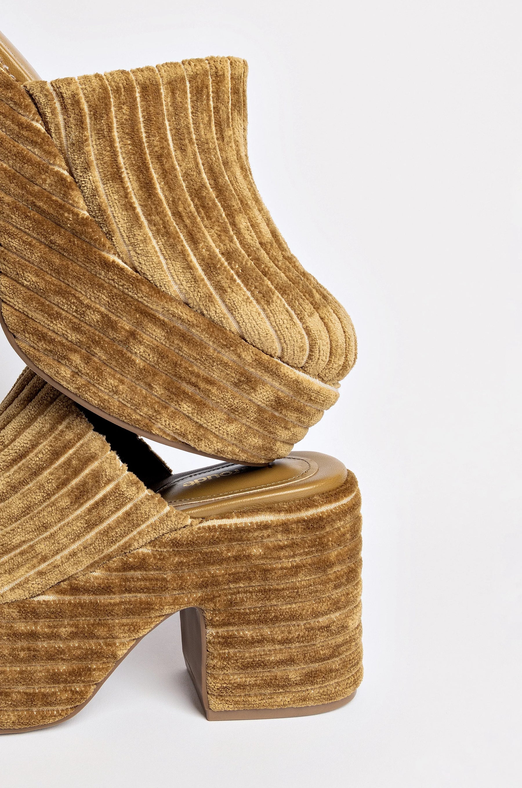 Mule Clog Plataforma Miso Veludo Caramelo