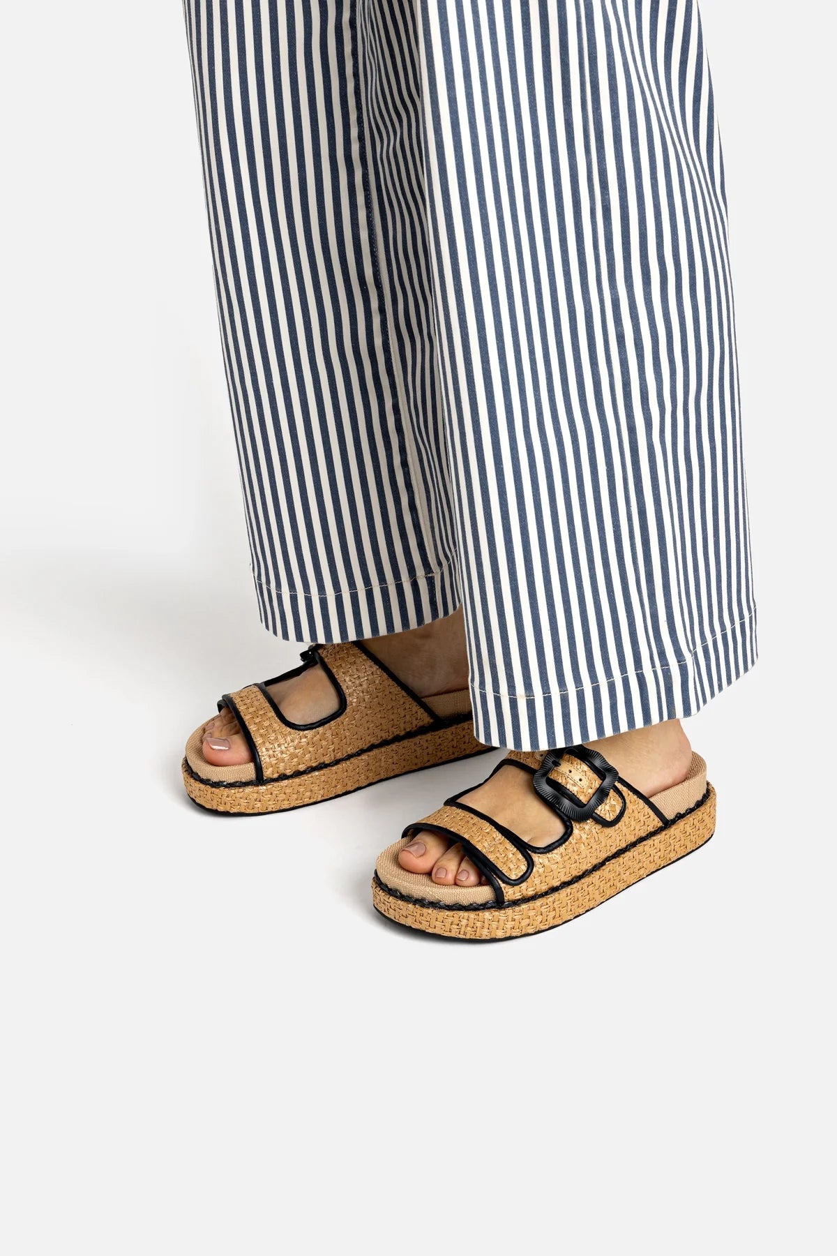 Flat Maui Ráfia Natural e Couro Preto