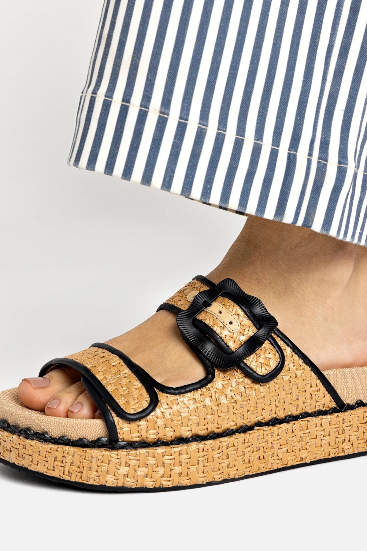 Flat Maui Ráfia Natural e Couro Preto