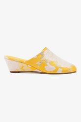Larroudé x Markarian: Mule Anabela Venice Brocado Amarelo