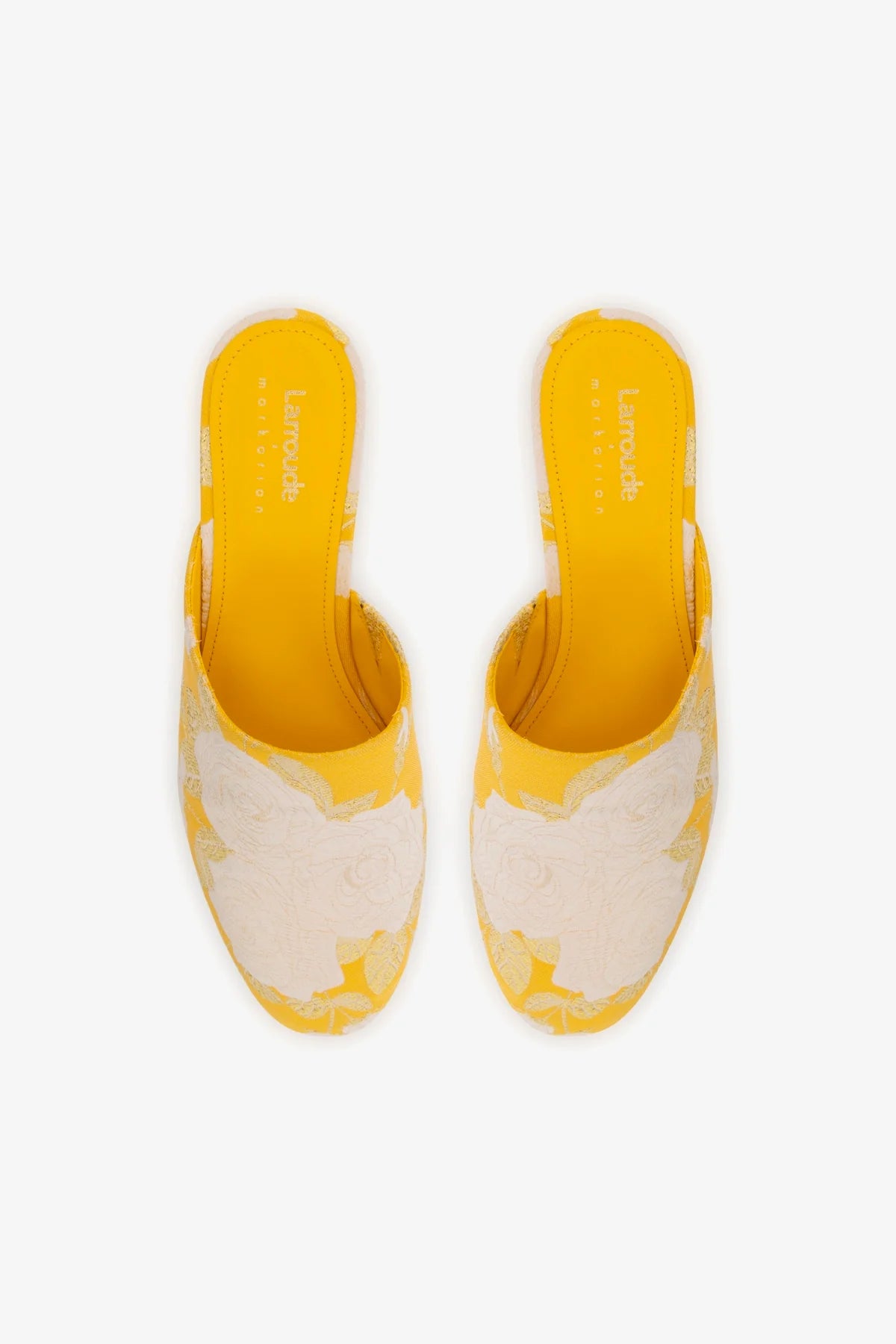 Larroudé x Markarian: Mule Anabela Venice Brocado Amarelo