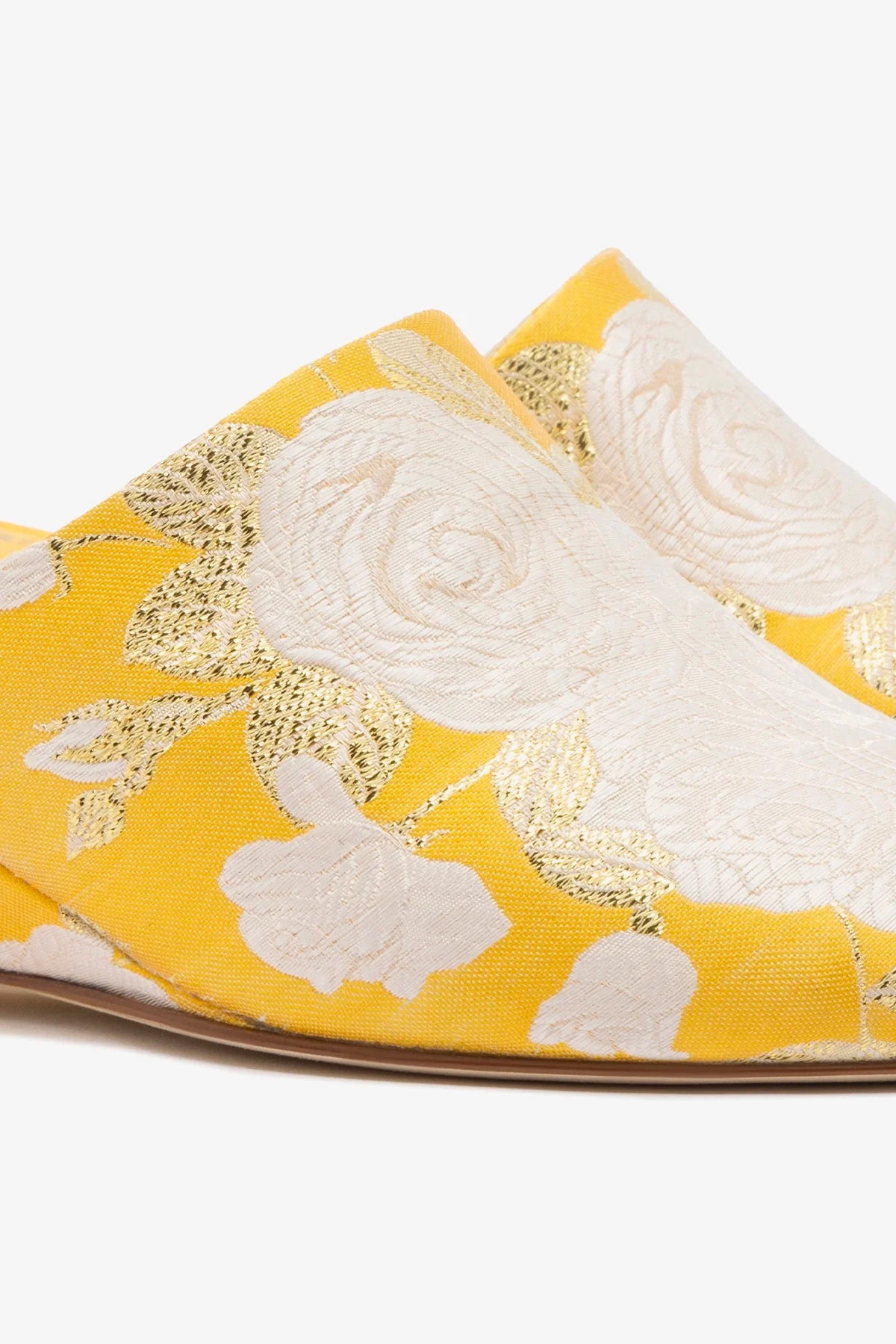 Larroudé x Markarian: Mule Anabela Venice Brocado Amarelo