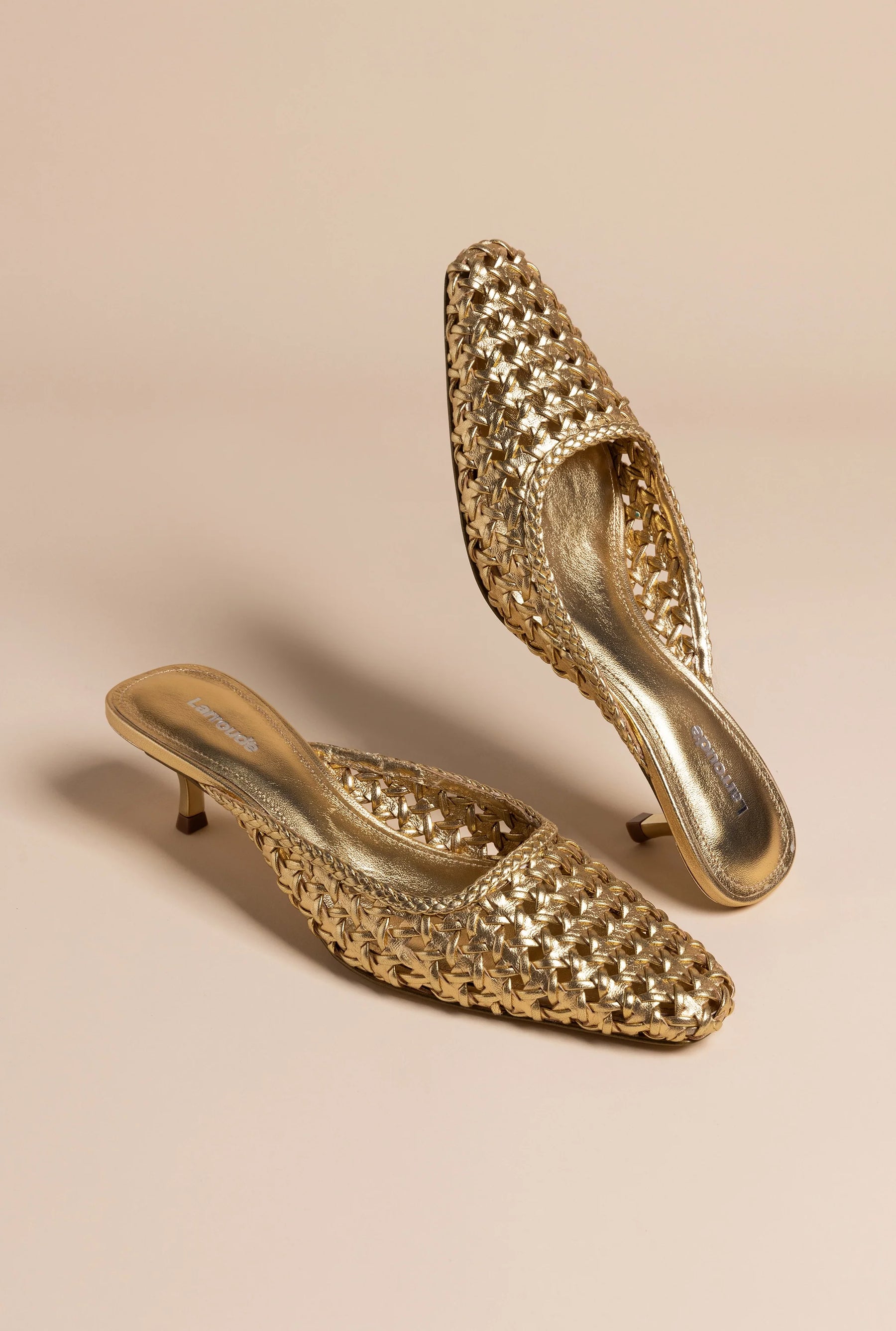 Mule Amal Macramê Couro Dourado