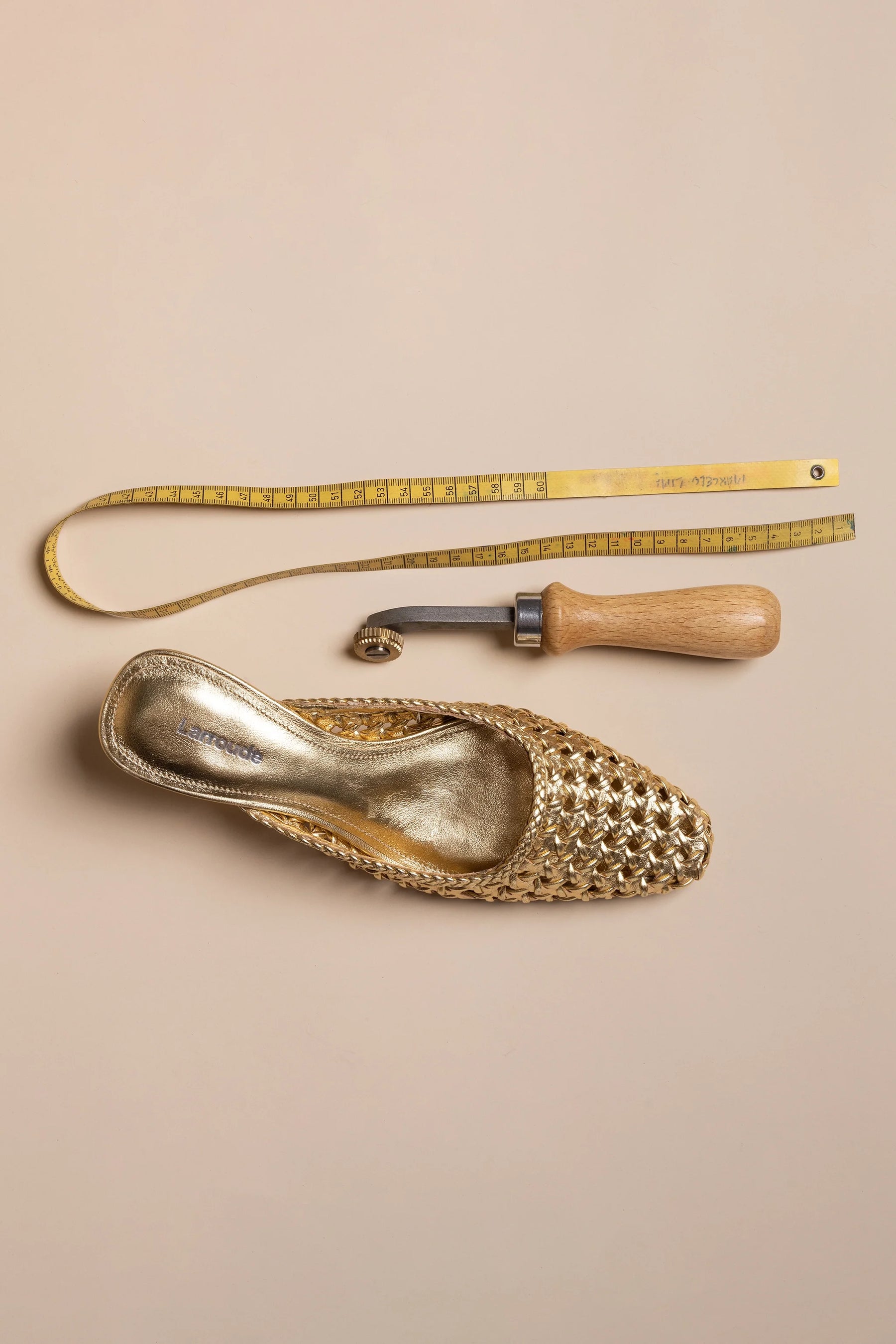 Mule Amal Macramê Couro Dourado