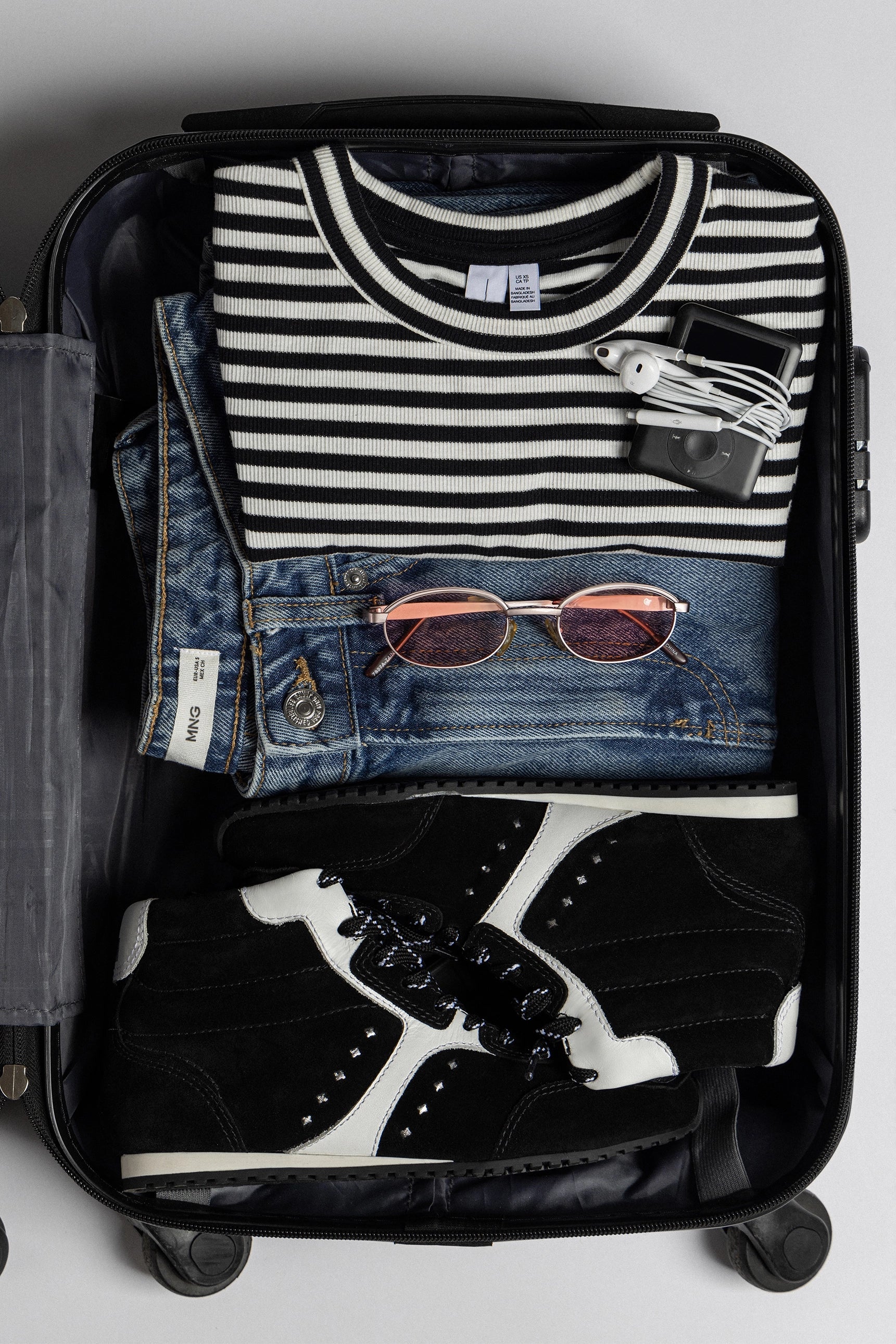 Tênis Cano Médio Stella Camurça Preto e Couro Branco