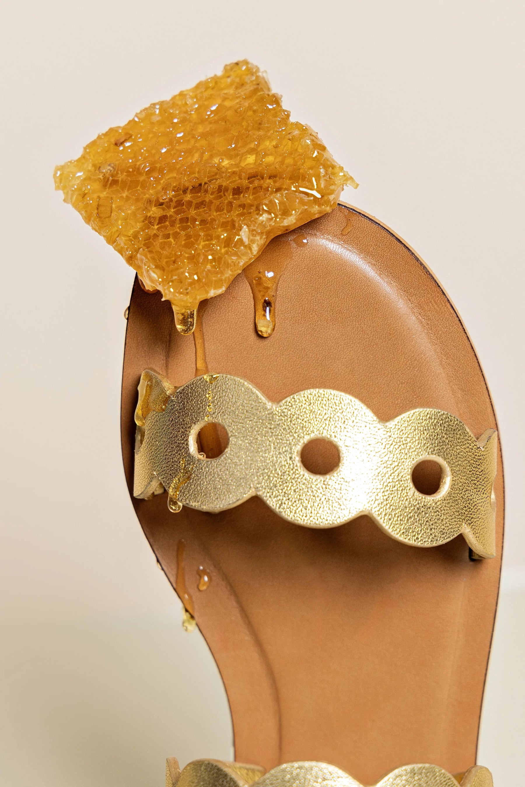 Flat Florence Broderie Couro Dourado