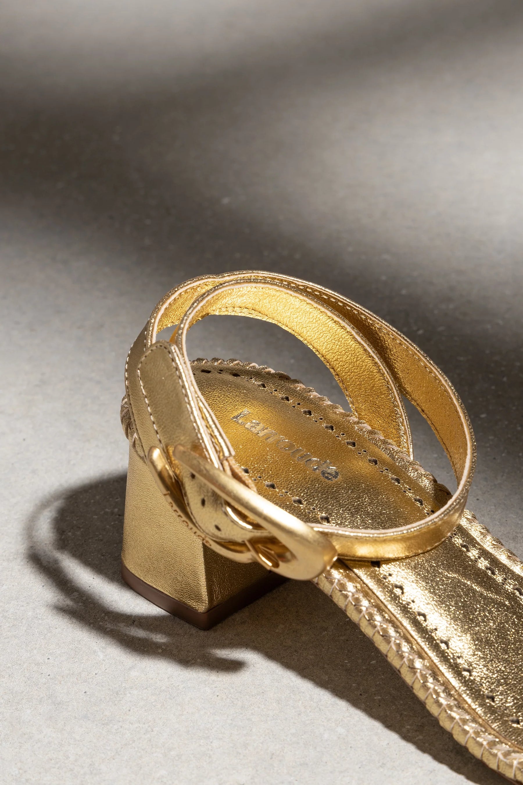 Sandália Salto Bloco Verona Couro Dourado