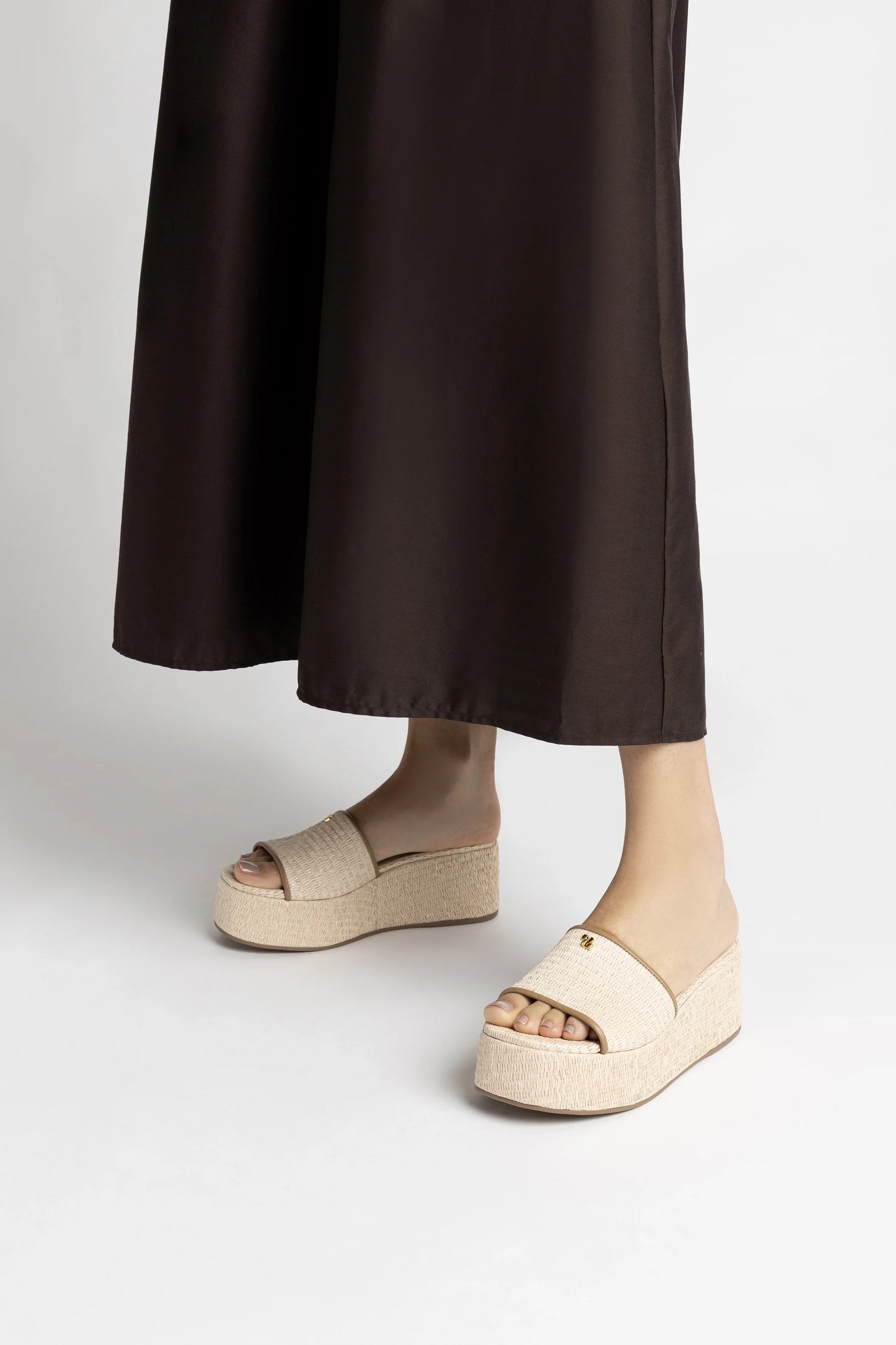 Mule Alex Ráfia Bege e Couro Marrom