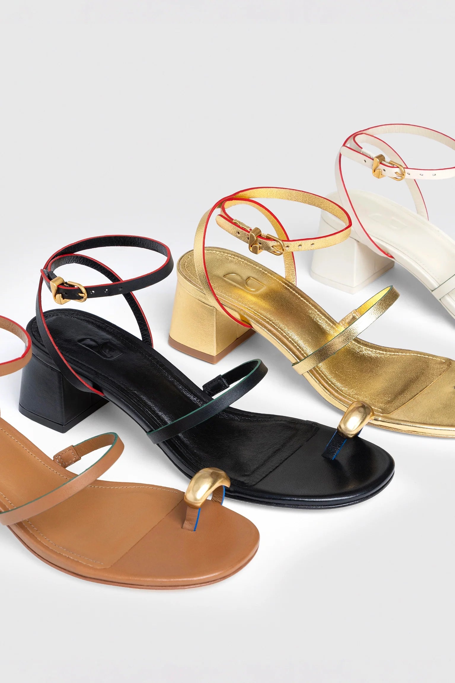 Sandália Salto Bloco Biarritz Couro Dourado