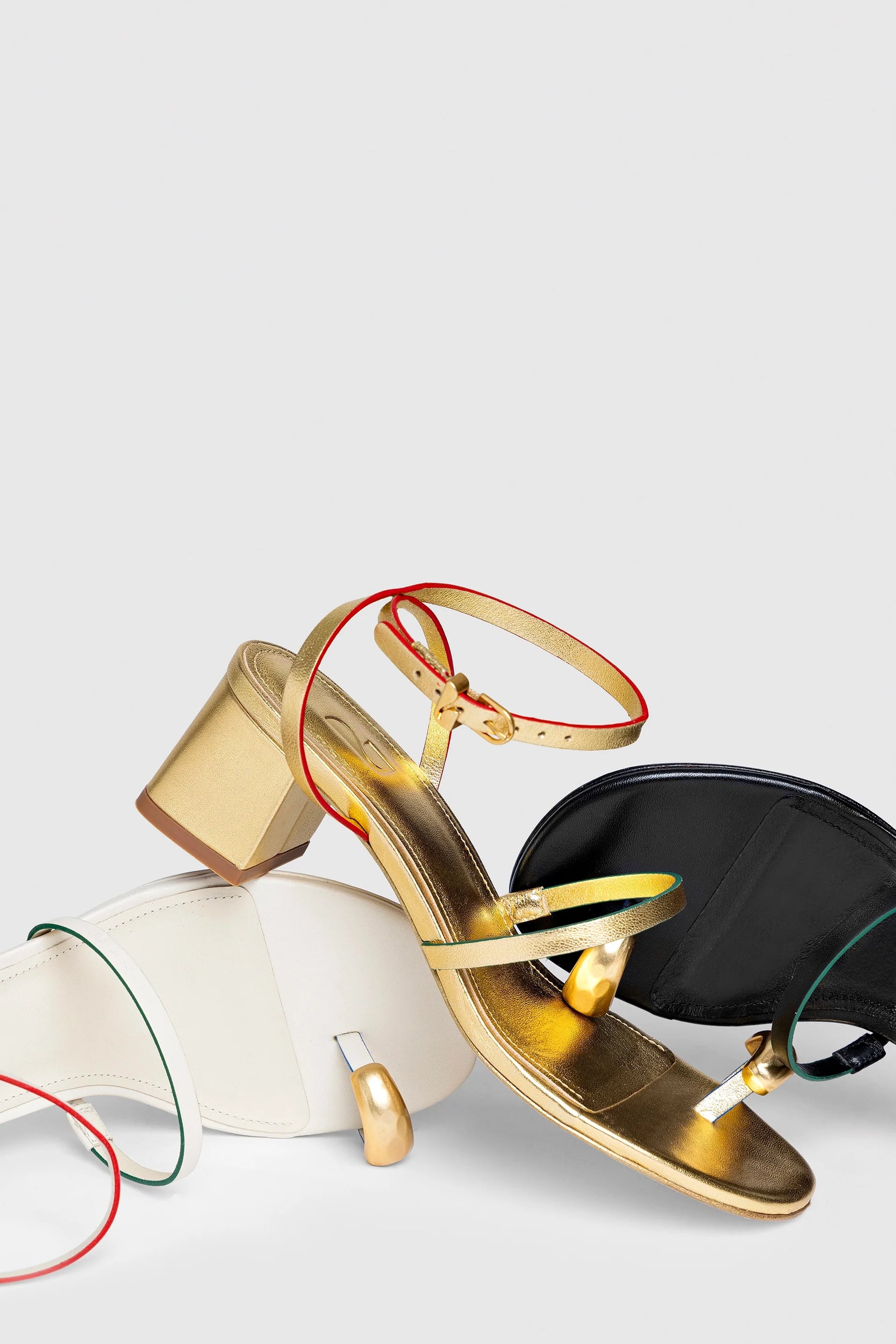 Sandália Salto Bloco Biarritz Couro Dourado