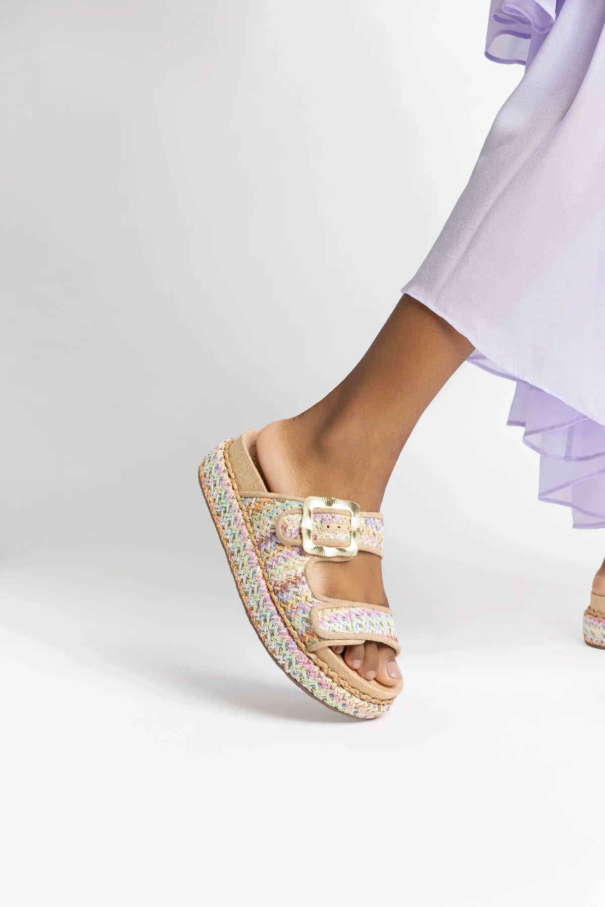 Flat Maui Ráfia Multicor e Couro Bege