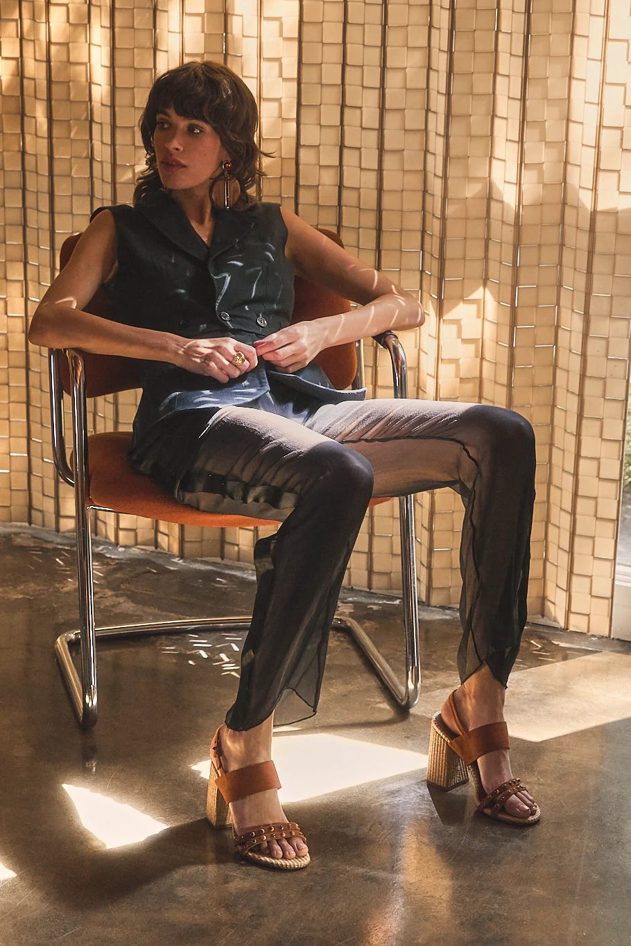 Chloe Gosselin by Studio Larroudé: Sandália Margot Couro Marrom e Ráfia Natural