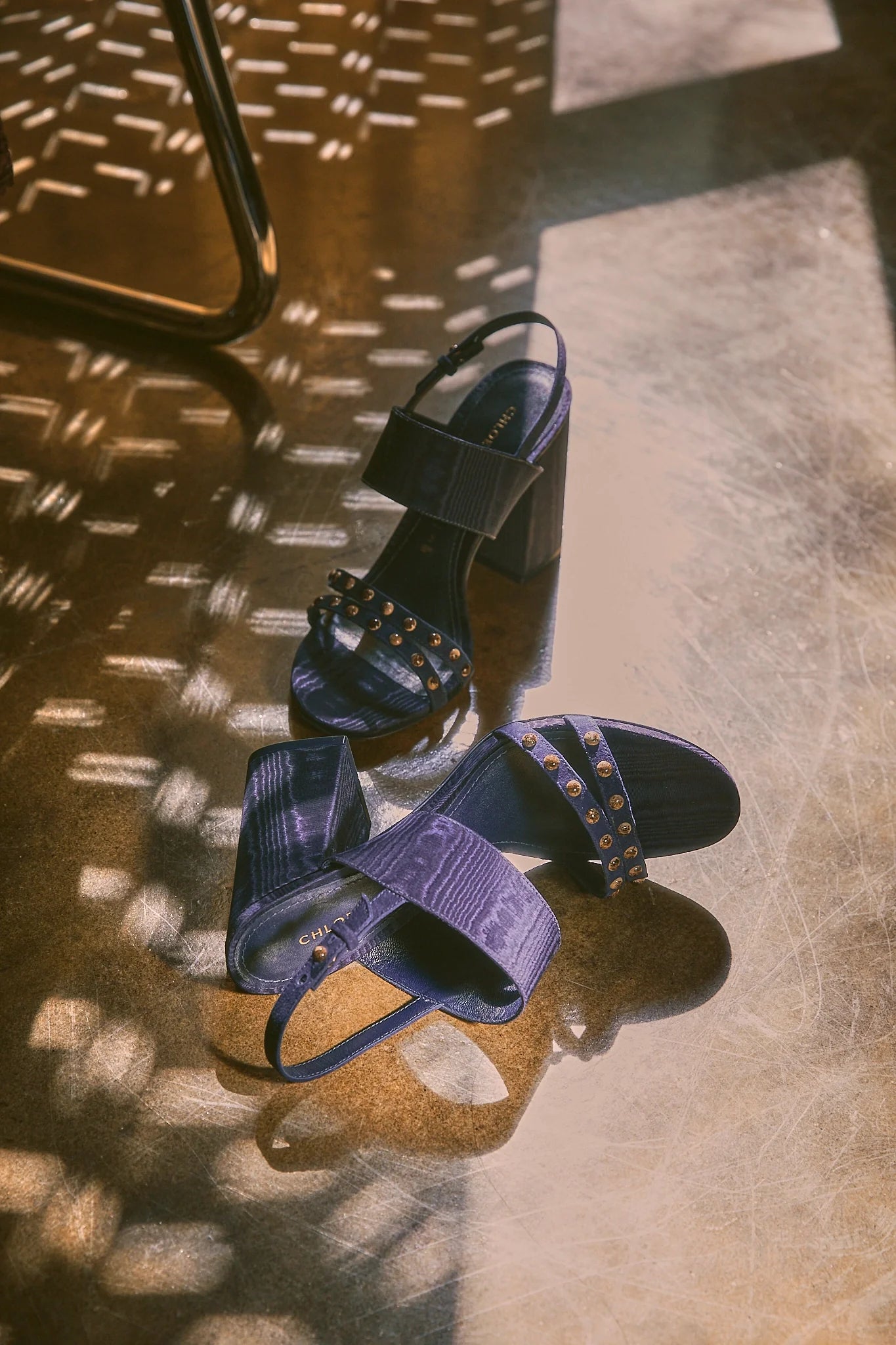 Chloe Gosselin by Studio Larroudé: Sandália Margot Cetim e Camurça Azul