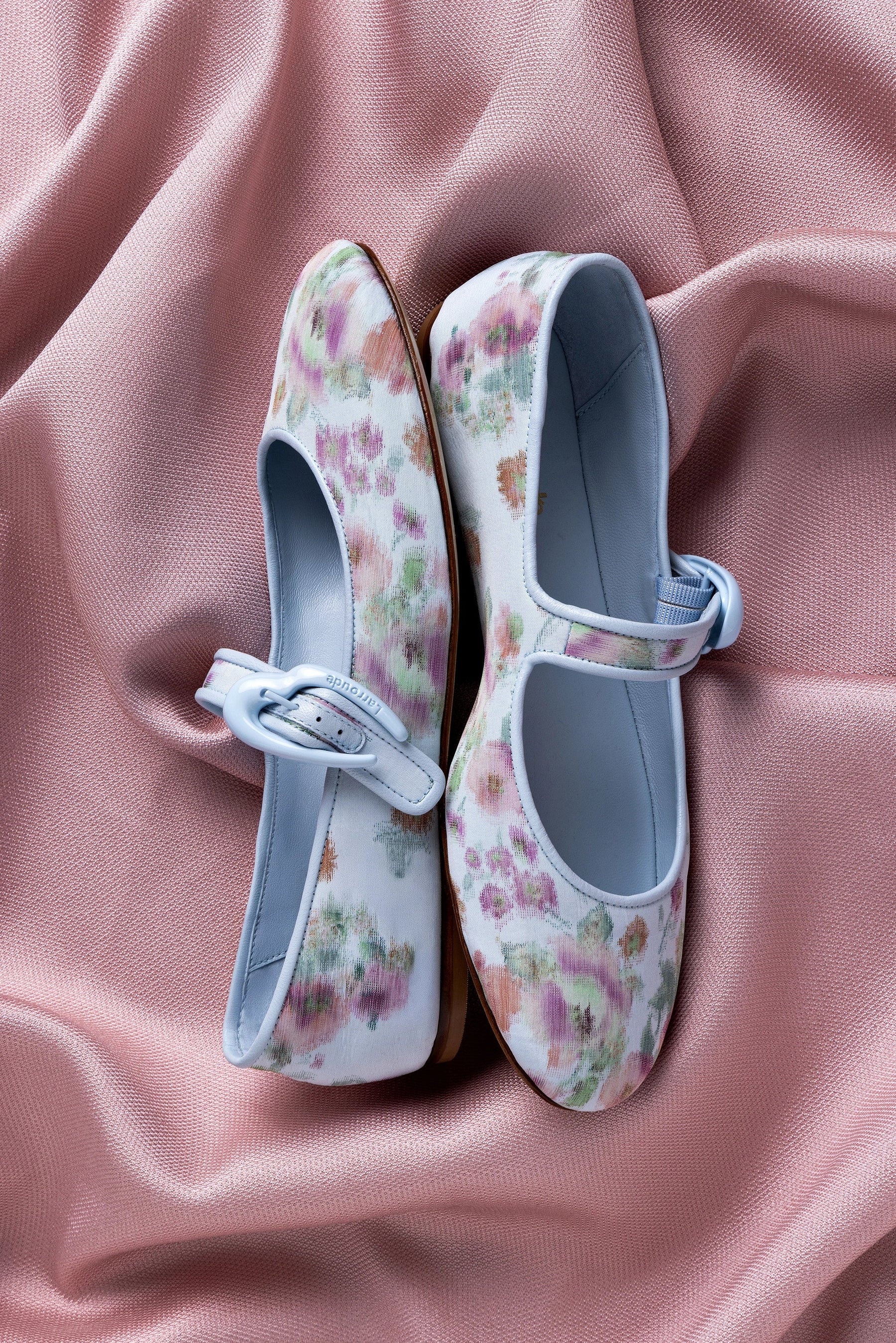 Larroudé x Markarian: Sapatilha Verona Brocado Azul