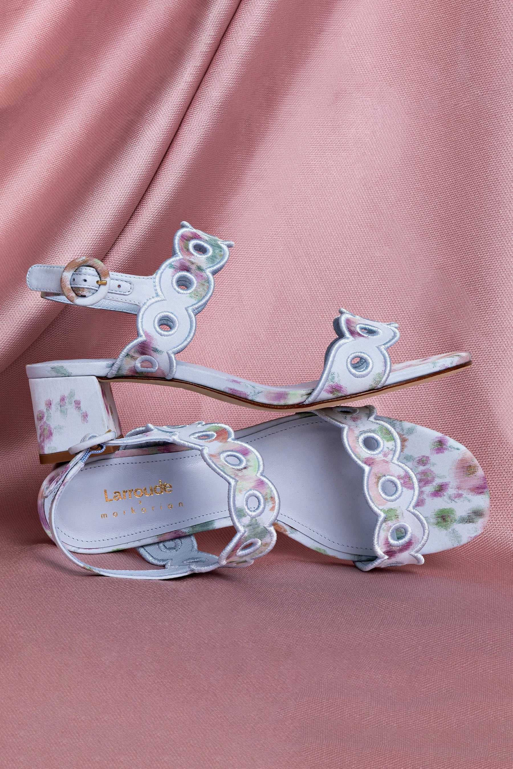 Larroudé x Markarian: Sandália Florence Tecido Azul Floral
