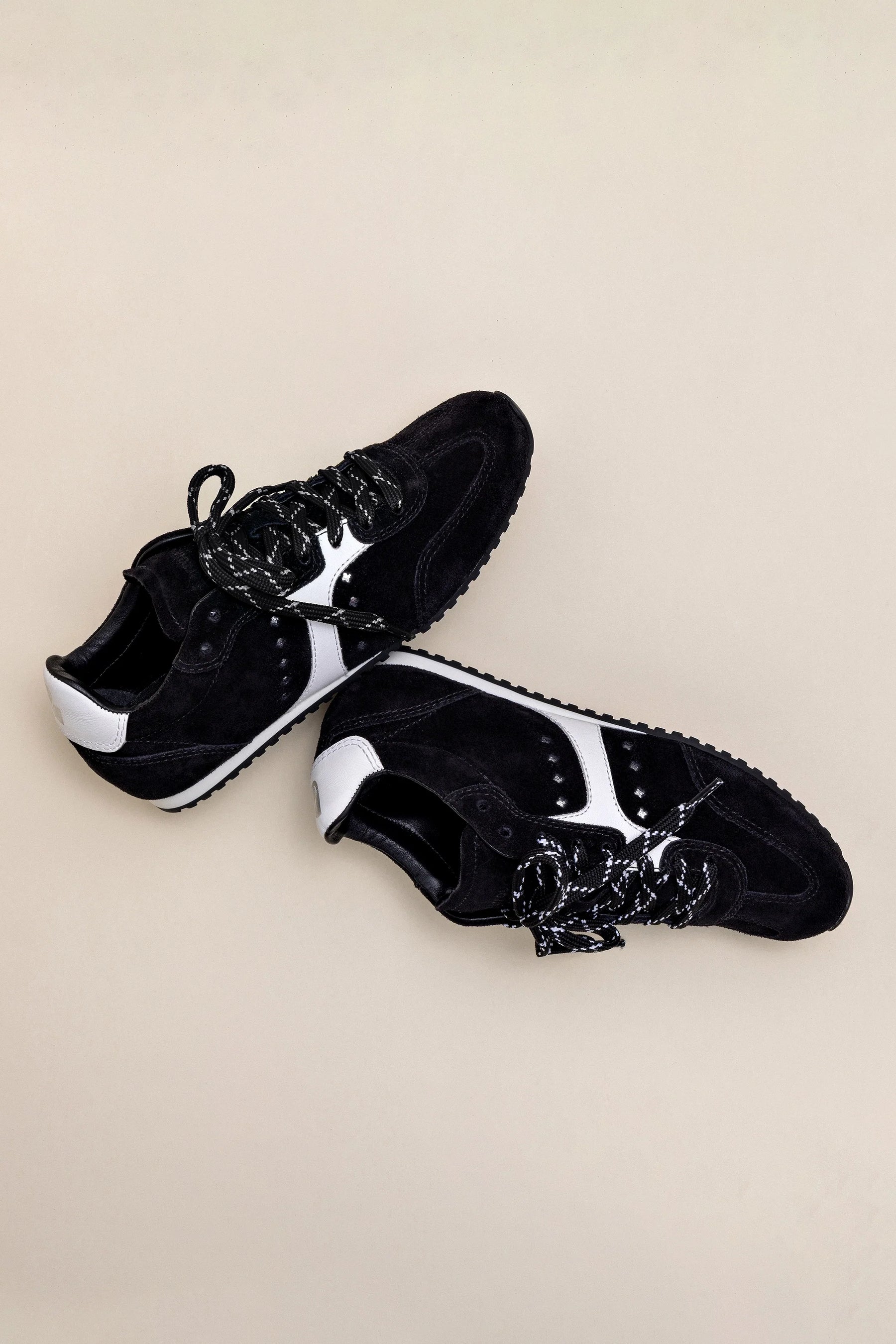 Tênis Stella Camurça Preto e Couro Branco