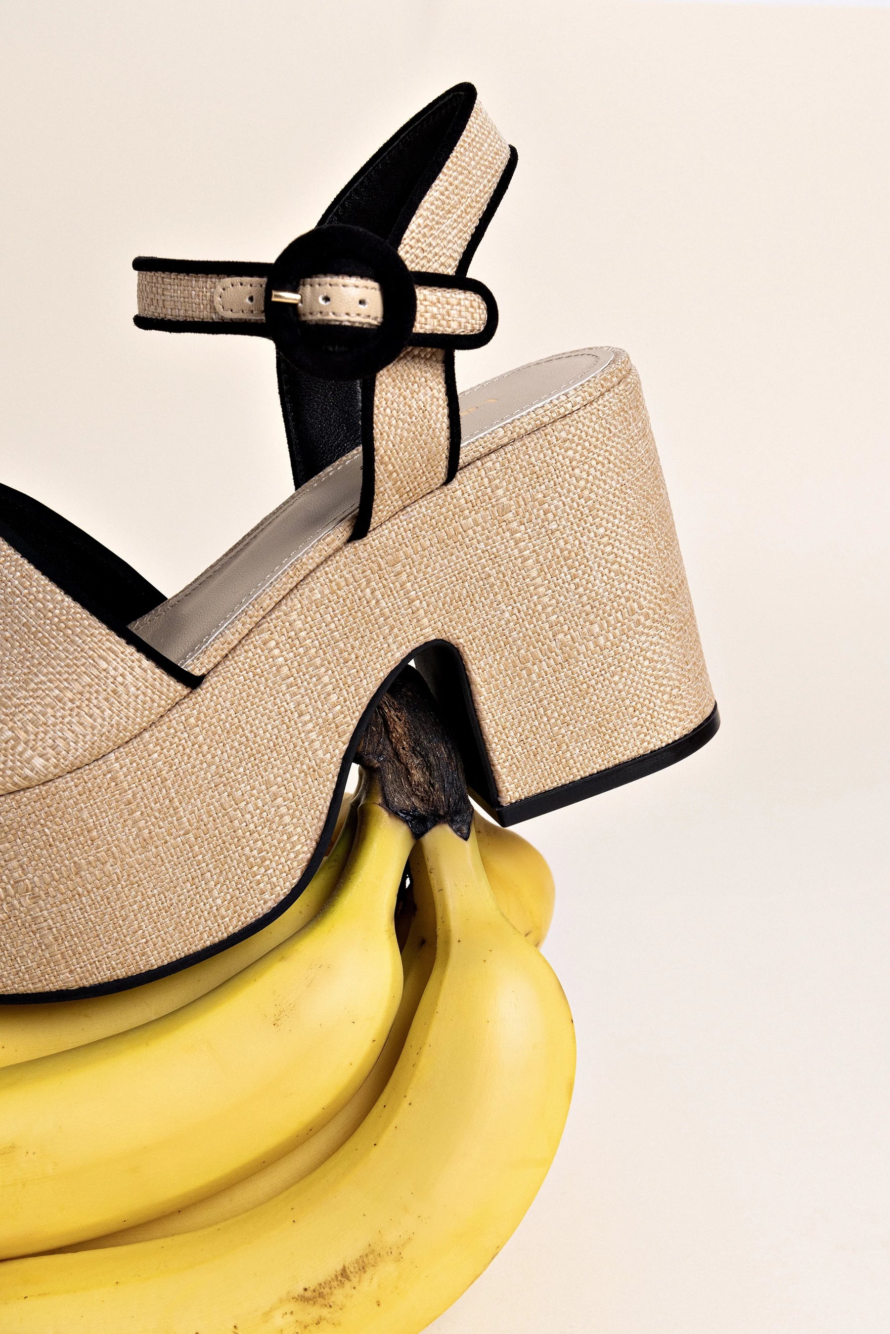 Sandália Plataforma Miso Ráfia Bege e Camurça Preto