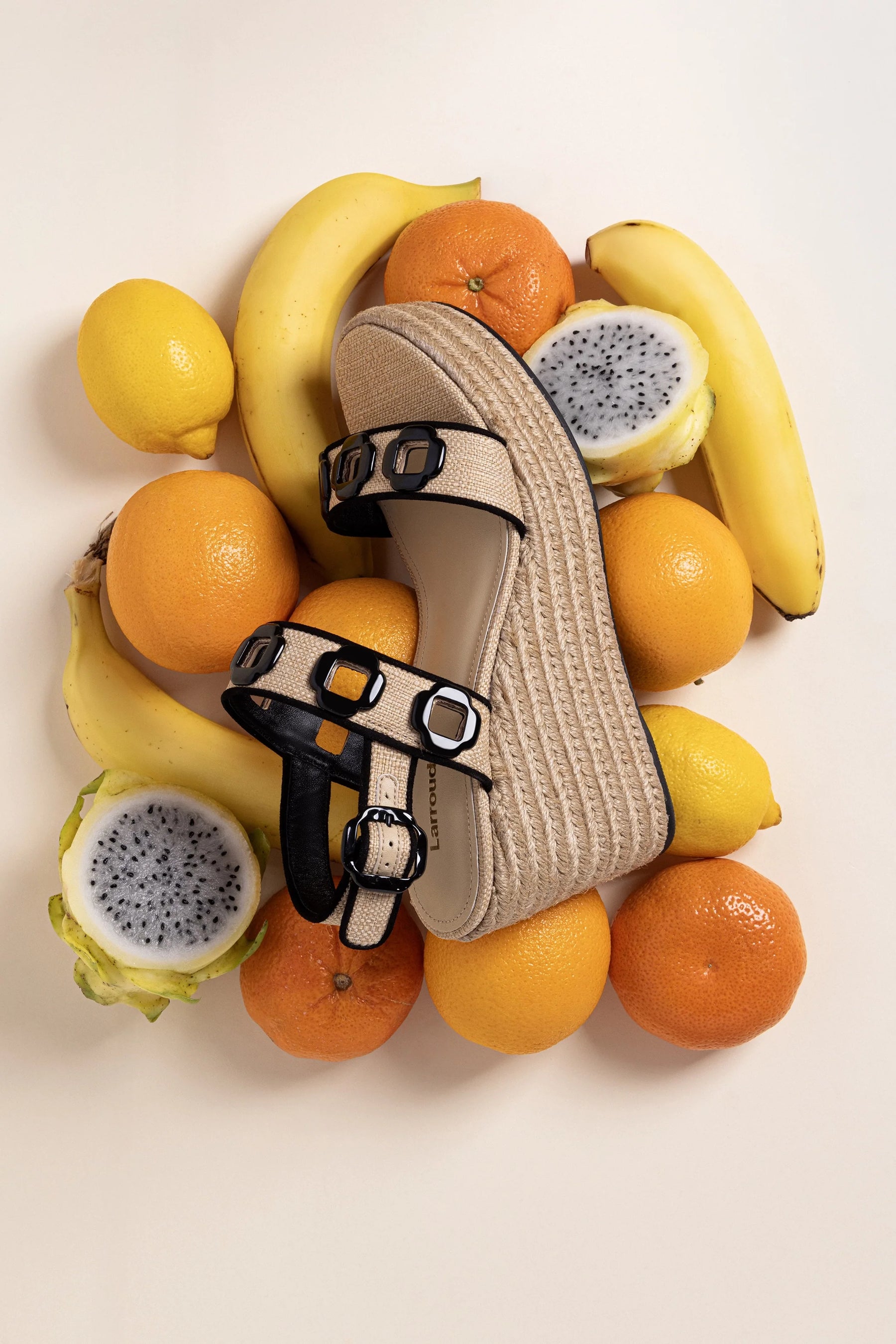 Sandália Anabela Milan Ráfia Bege e Camurça Preto