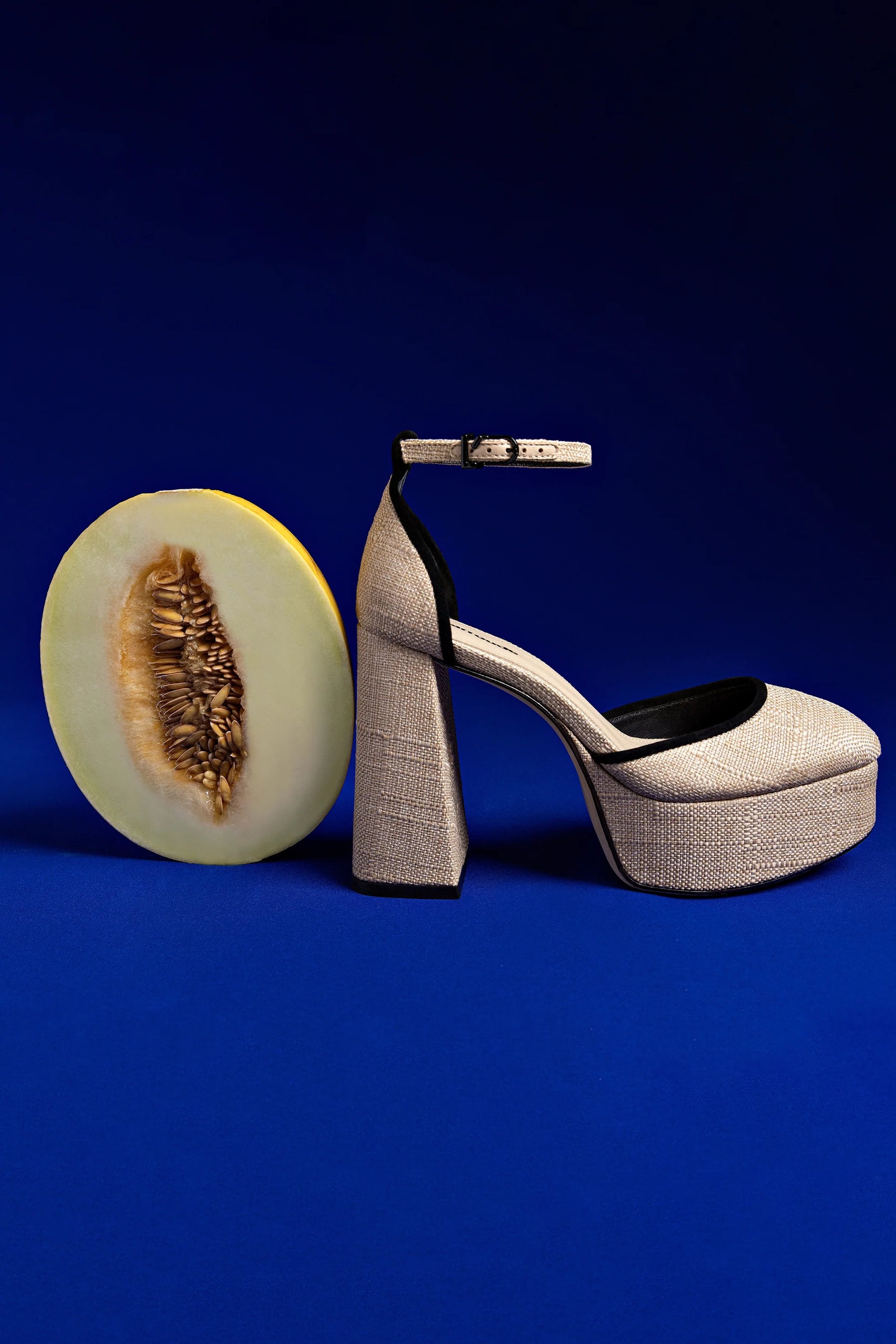 Sandália Plataforma Ari Ráfia Bege e Camurça Preto