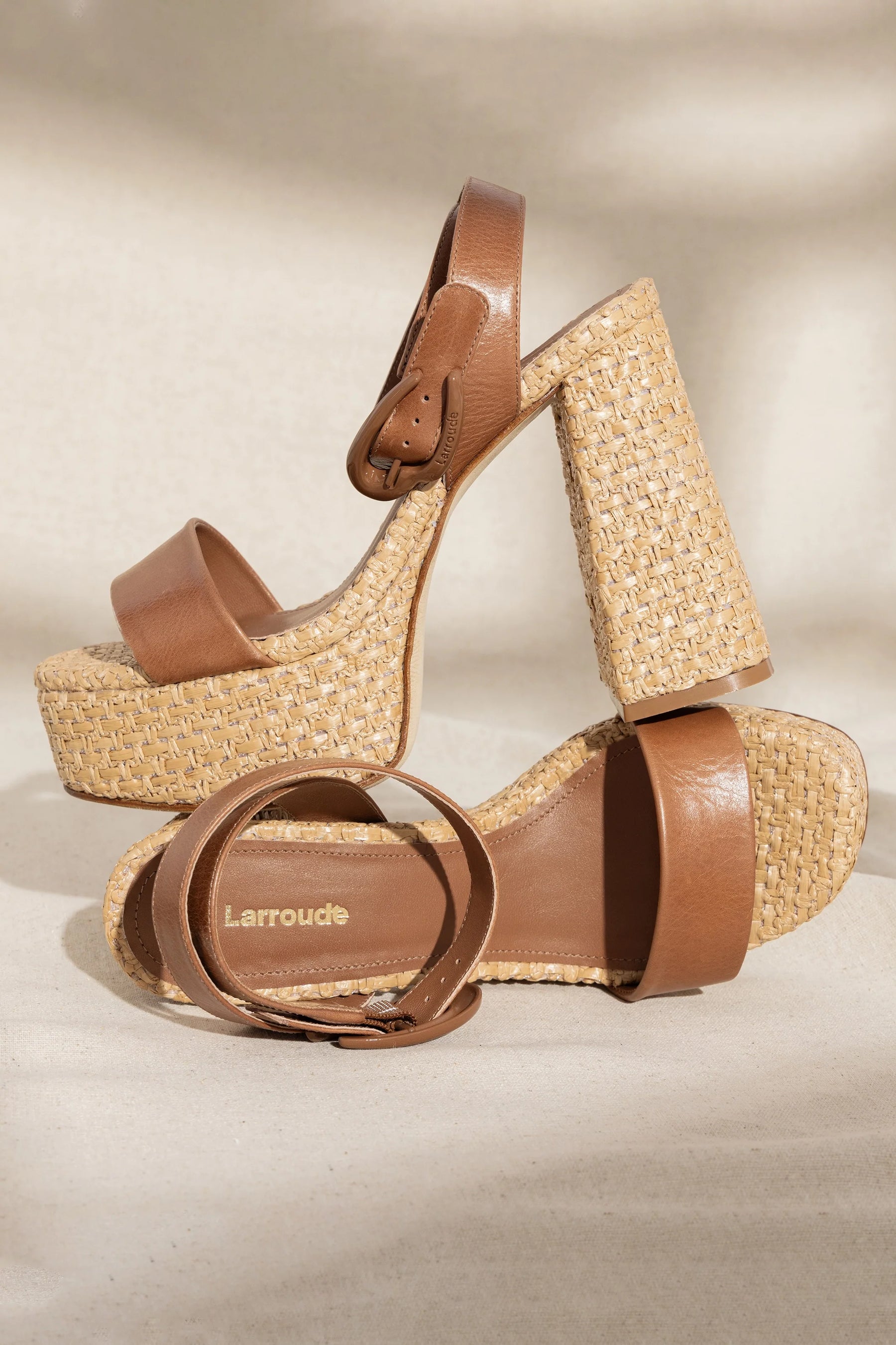 Sandália Dolly Verona Ráfia Natural e Couro Caramelo