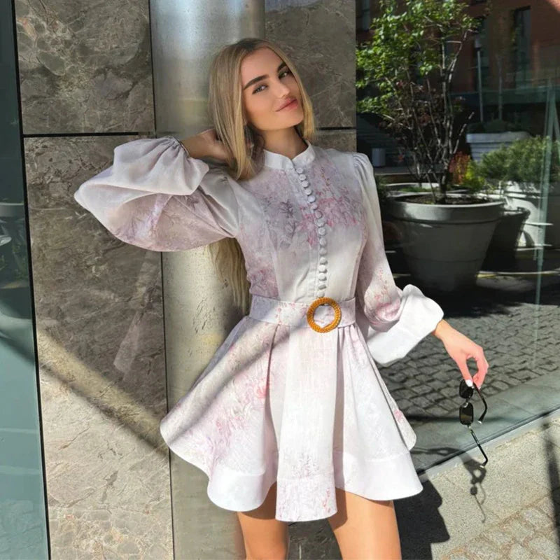 Vestido Curto com Cinto e Gola Turn-Down – Margarida