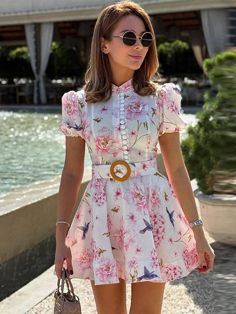 Vestido Curto com Cinto e Gola Turn-Down – Margarida