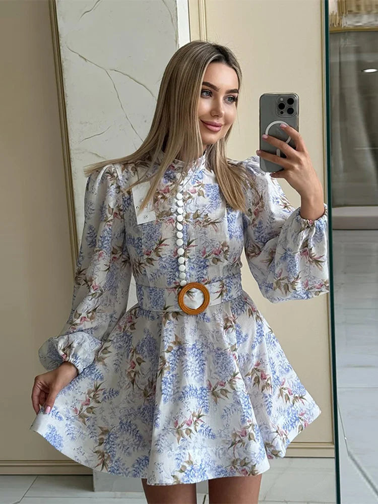 Vestido Curto com Cinto e Gola Turn-Down – Margarida